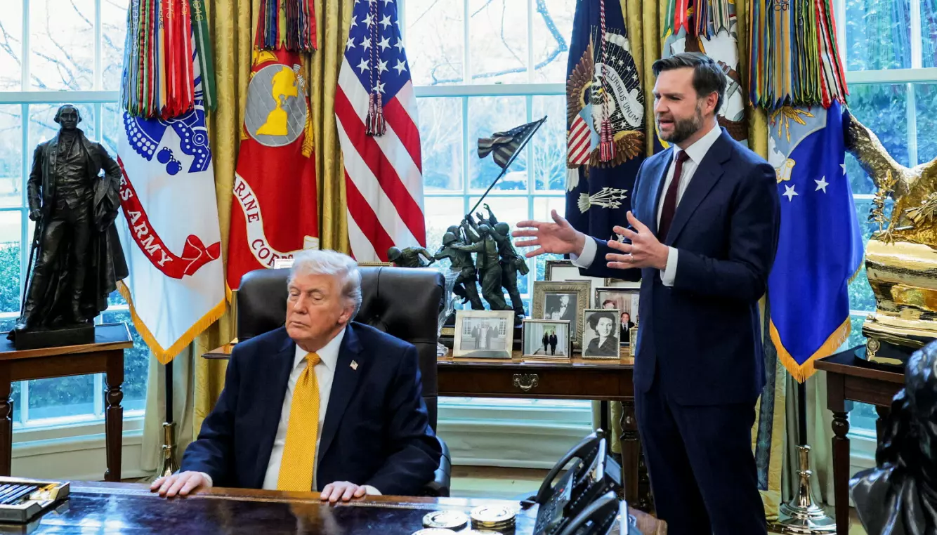 MØTTE OPP SAMMEN: USAs visepresident J.D. Vance og USAs president Donald Trump i Det ovale kontor mandag 16. mars. Foto: REUTERS/Jonathan Ernst