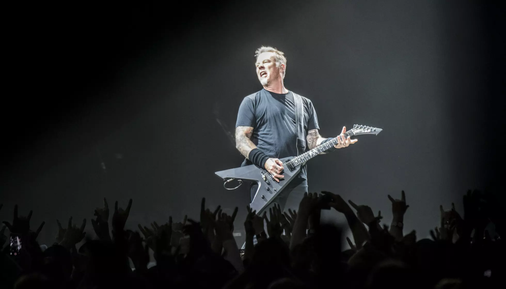 PÅ ALLES LEPPER: James Hetfield sjokkerer verden over med sitt elleville frieri fra forrige fredag. Her er han avbildet under en Metallica-konsert i Telenor Arena i Oslo i 2018. Foto: Lars Eivind Bones / Dagbladet