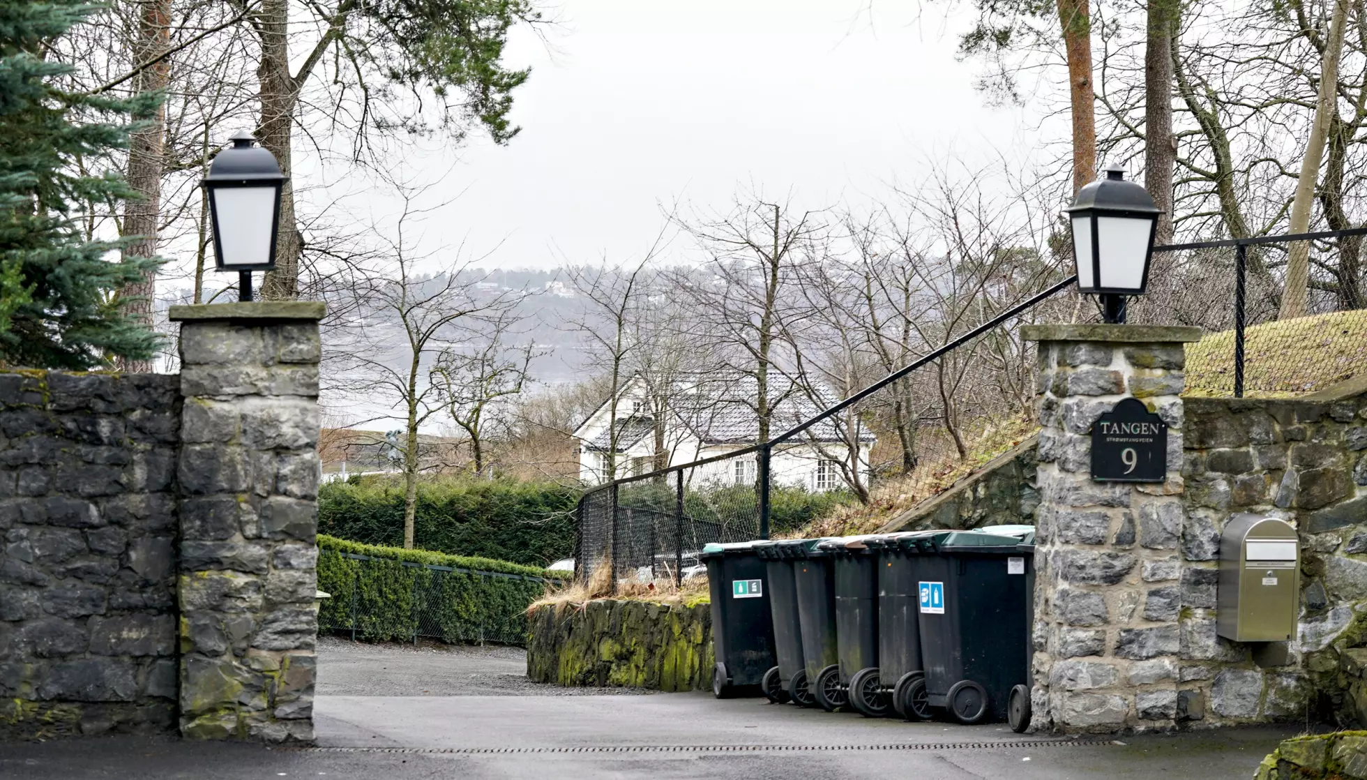 PRAKTEIENDOM: Braathen-arving Erik Braathen eier Strømstangveien 9, som er det hvite huset du ser i bakgrunnen. Foto: John T. Pedersen / Dagbladet