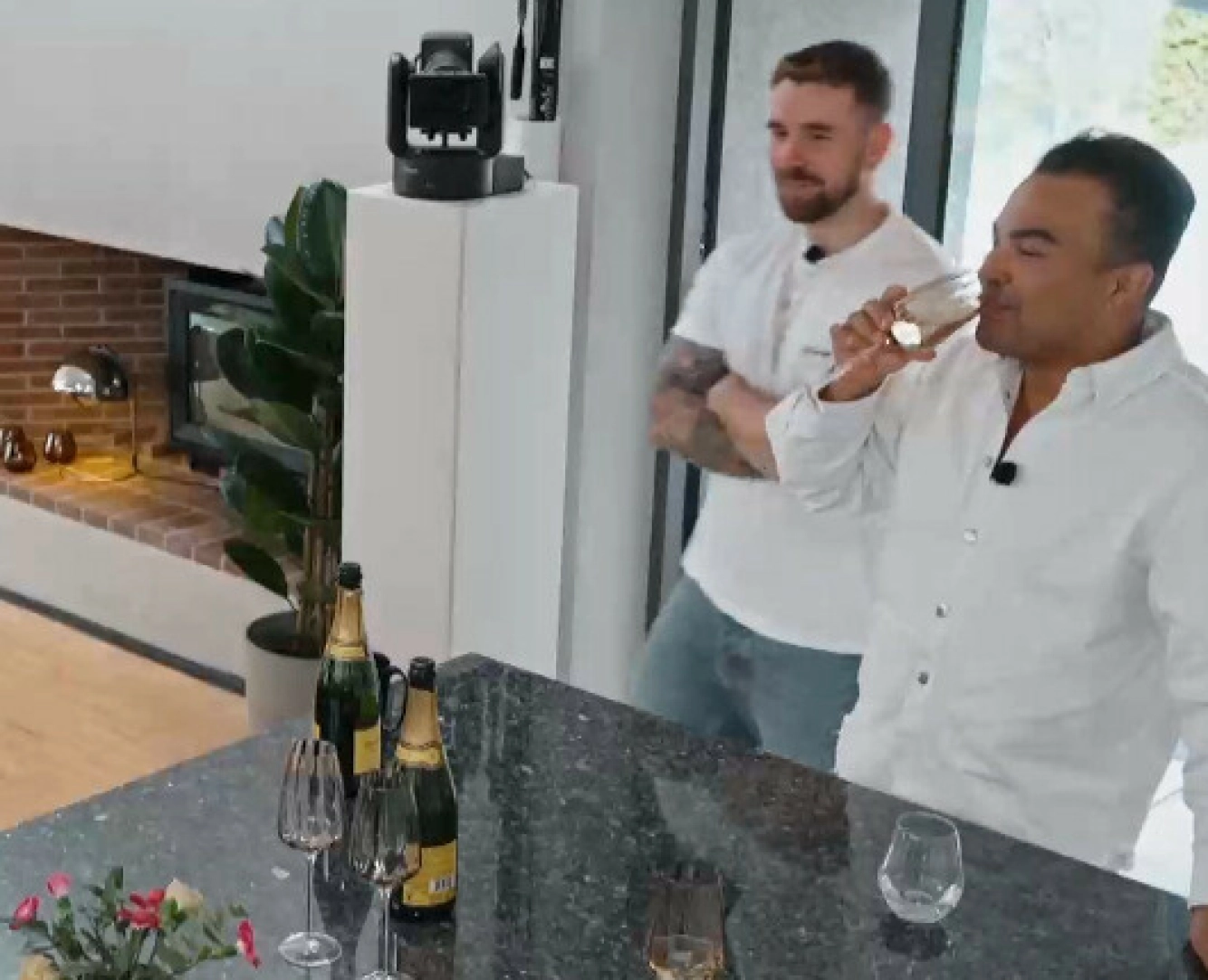 FYLTE GLASSET: Sebastian Solberg innviet «Spillet»-huset med noe godt i glasset. Foto: Skjermdump / TV 2