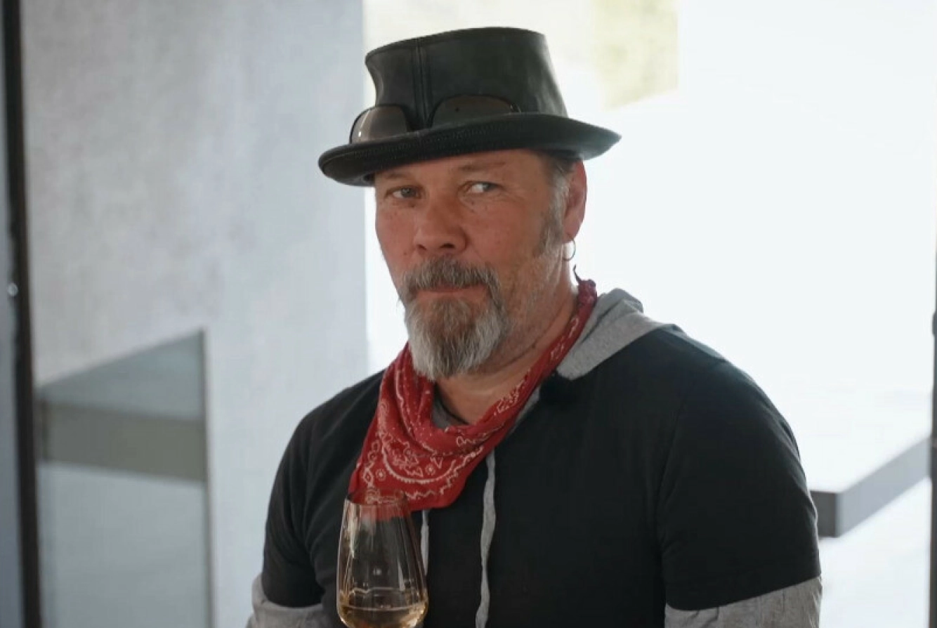 KOSTE SEG: Stig Henrik Hoff sitter ikke med samme oppfatning rundt alkohol som de andre deltakerne. Han fikk blant annet tildelt to vinflasker. Foto: Skjermdump / TV 2