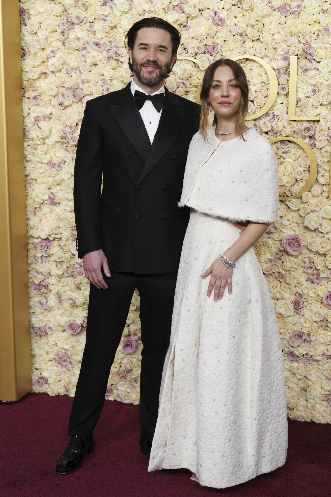 PÅ LØPEREN: Kaley Cuoco og forloveden Tom Pelphrey under Golden Globes i 2025. Foto: Jordan Strauss/Invision/AP/NTB