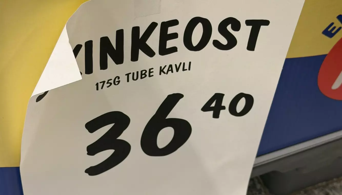 SJEKK HYLLEPRIS: Du trodde kanskje skinkeosten kostet 36,40 kroner? Feil. Den kostet 35,90 kroner. Men det må du gå til en helt annen hylle for å finne ut. Foto: Kirsti Østvang