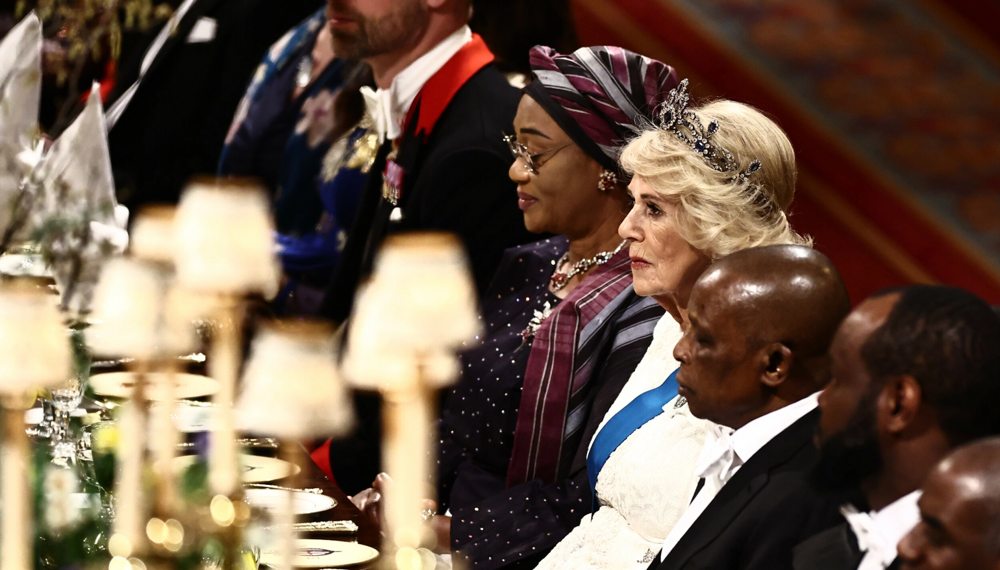 STORFINT BESØK: Det britiske kongeparet fikk besøk av Nigerias presidentpar tidligere denne uken. Her er dronning Camilla avbildet med førstedame Oluremi (også kalt Remi) og ektemannen Bola Tinubu. Foto: NTB