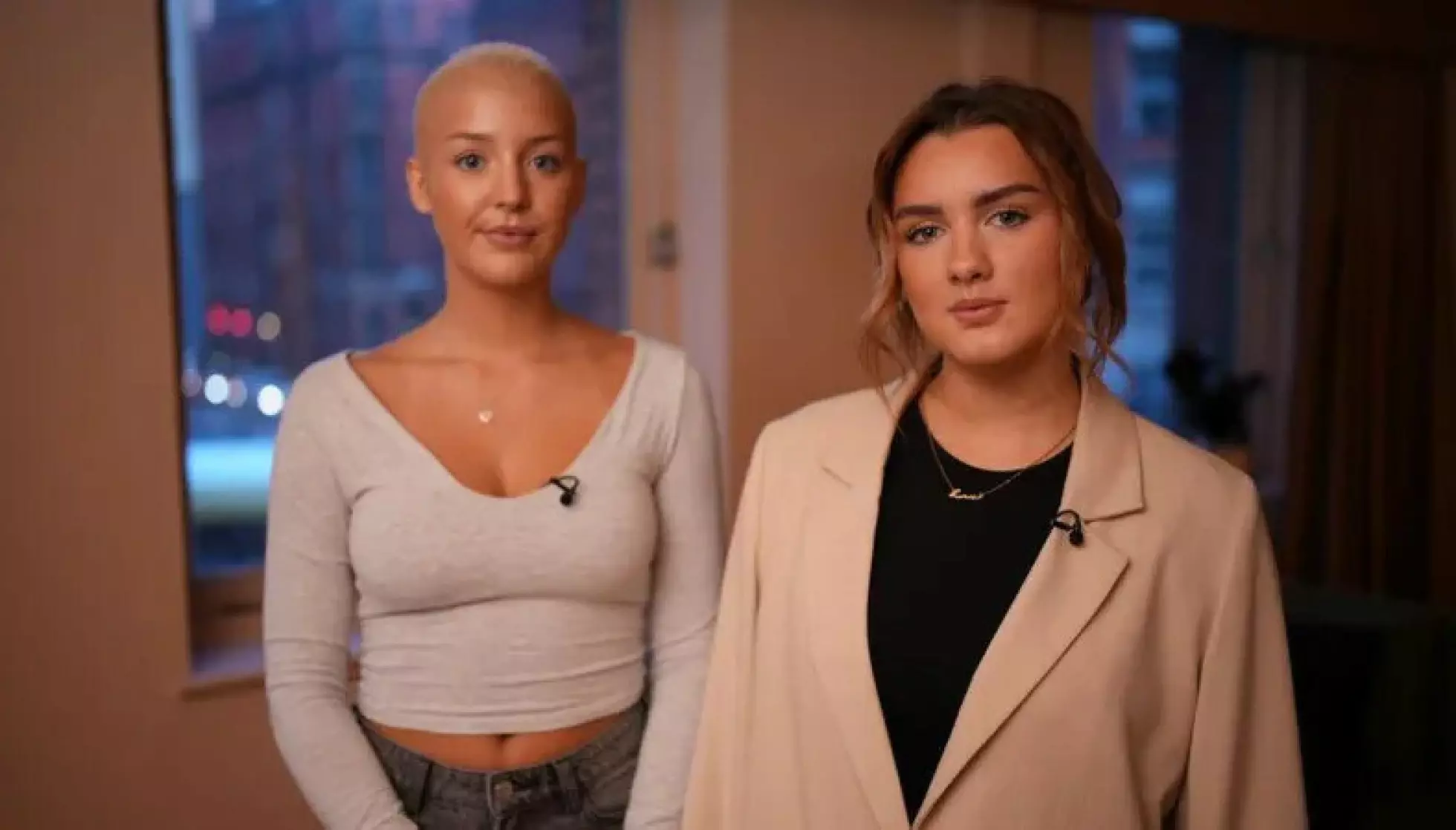 Grace og Sophie ble filmet uten deres viten på en kveld ute. Foto: Brijesh Patel / BBC