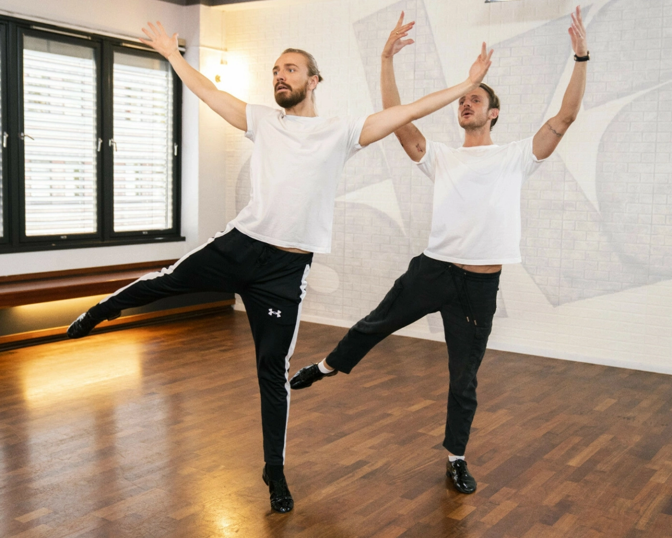 HARDTRENING: Joakim Kleven og Benjamin Jayakoddy under trening da de var med i «Skal vi danse 2021». Det var første gang to menn danset sammen! Foto: Espen Solli / TV 2