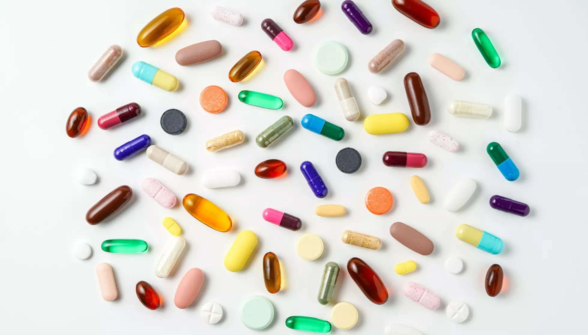 KOSTTILSKUDD: Forskere fant små forskjeller i hvordan kroppen eldes hos dem som tok multivitaminer, målt på cellenivå. Foto: Shutterstock / NTB