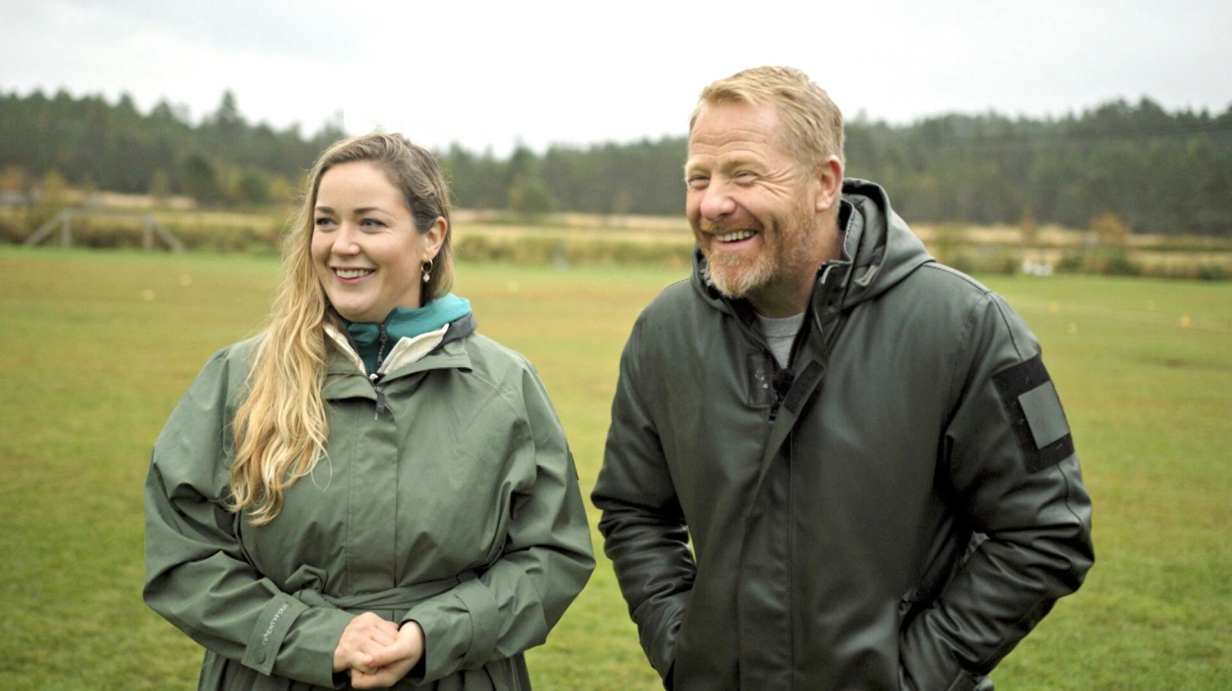 TÅLMODIG: Gjennom NRK-serien «Fra bølle til bestevenn» har man fått være vitne til Fredriks imponerende tålmodighet og ro i møte med uregjerlige hunder. Foto: NRK