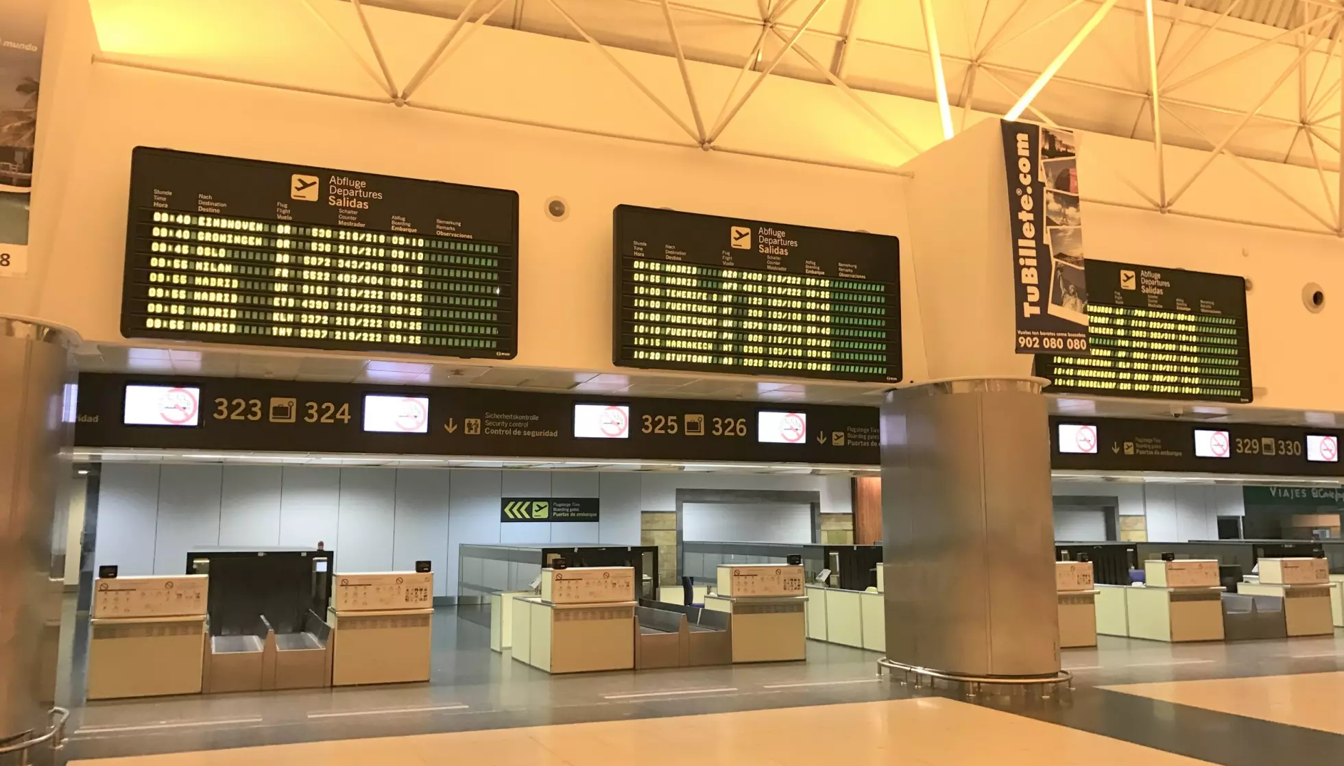 FØLG NØYE MED: Du må sjekke nøye oim dine flyavganger rammes. Foto: Odd Roar Lange