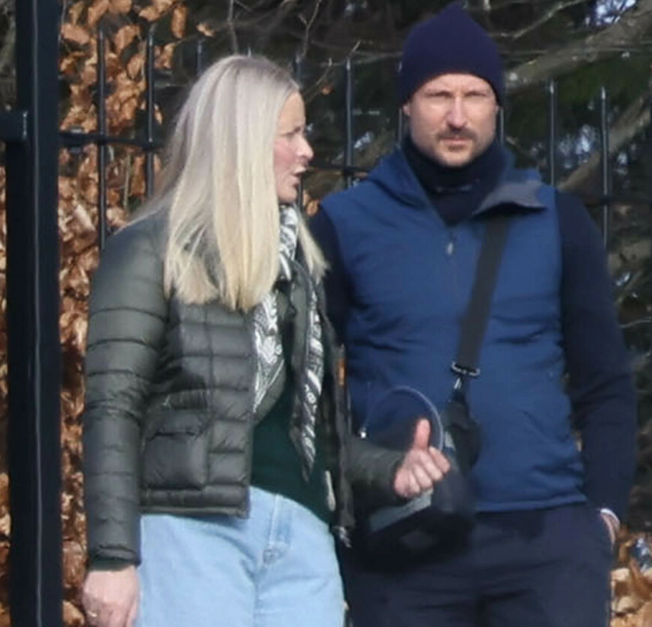 PUSTEMASKIN: Her bærer Haakon pustemaskinen i en svart bag. Den lever oksygen rett i nesen på Mette-Marit som er alvorlig lungesyk. Foto: Salvatore Robino/Se og Hør