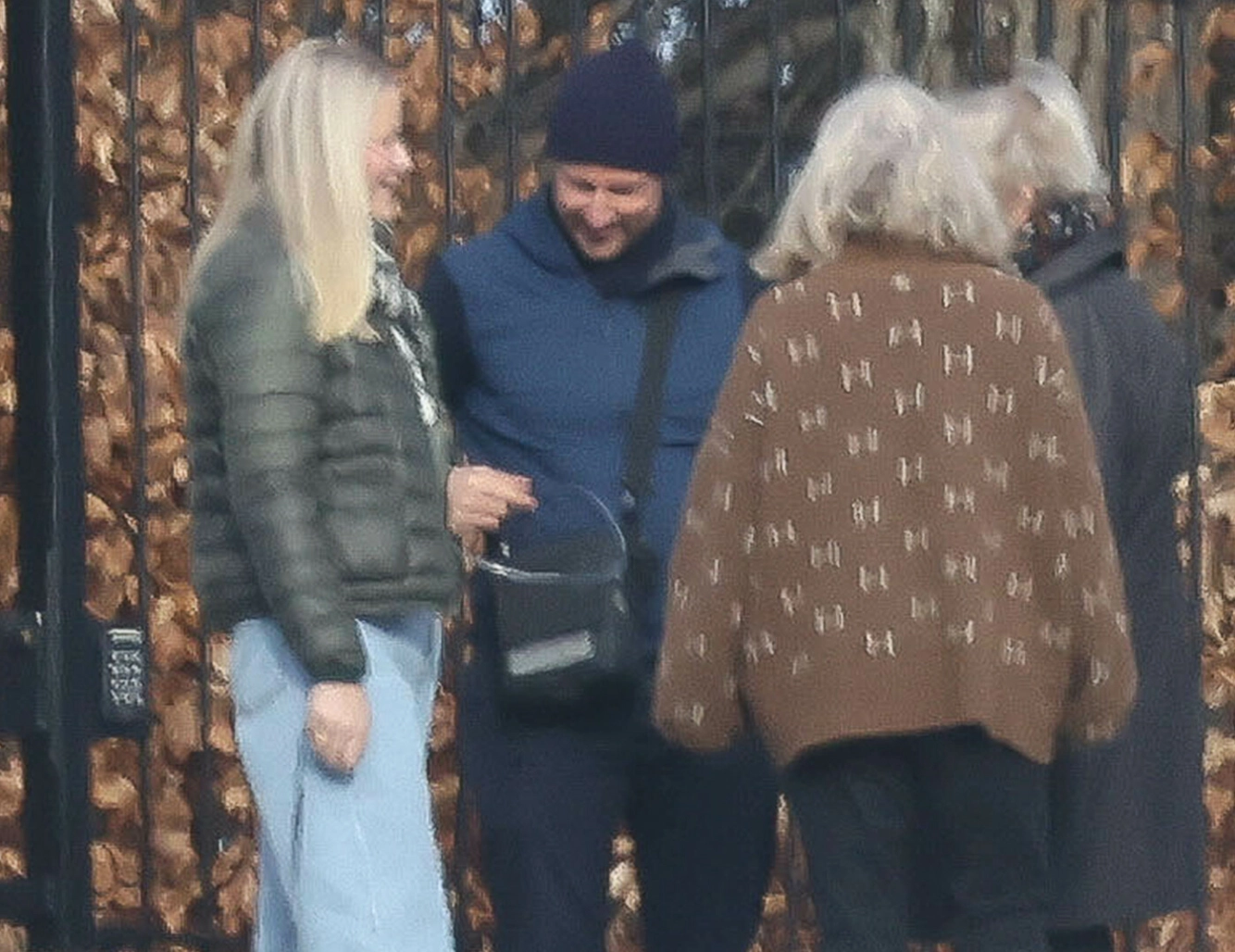 OKSYGEN-TILFØRSEL: Mette-Marit slange med oksygentilførsel satt inn i nesen. Slangen er festet med stropper som går bak hodet. Haakon bærer maskinen som sørger for luft til sin lungesyke kone. Foto: Salvatore Robino/Se og Hør