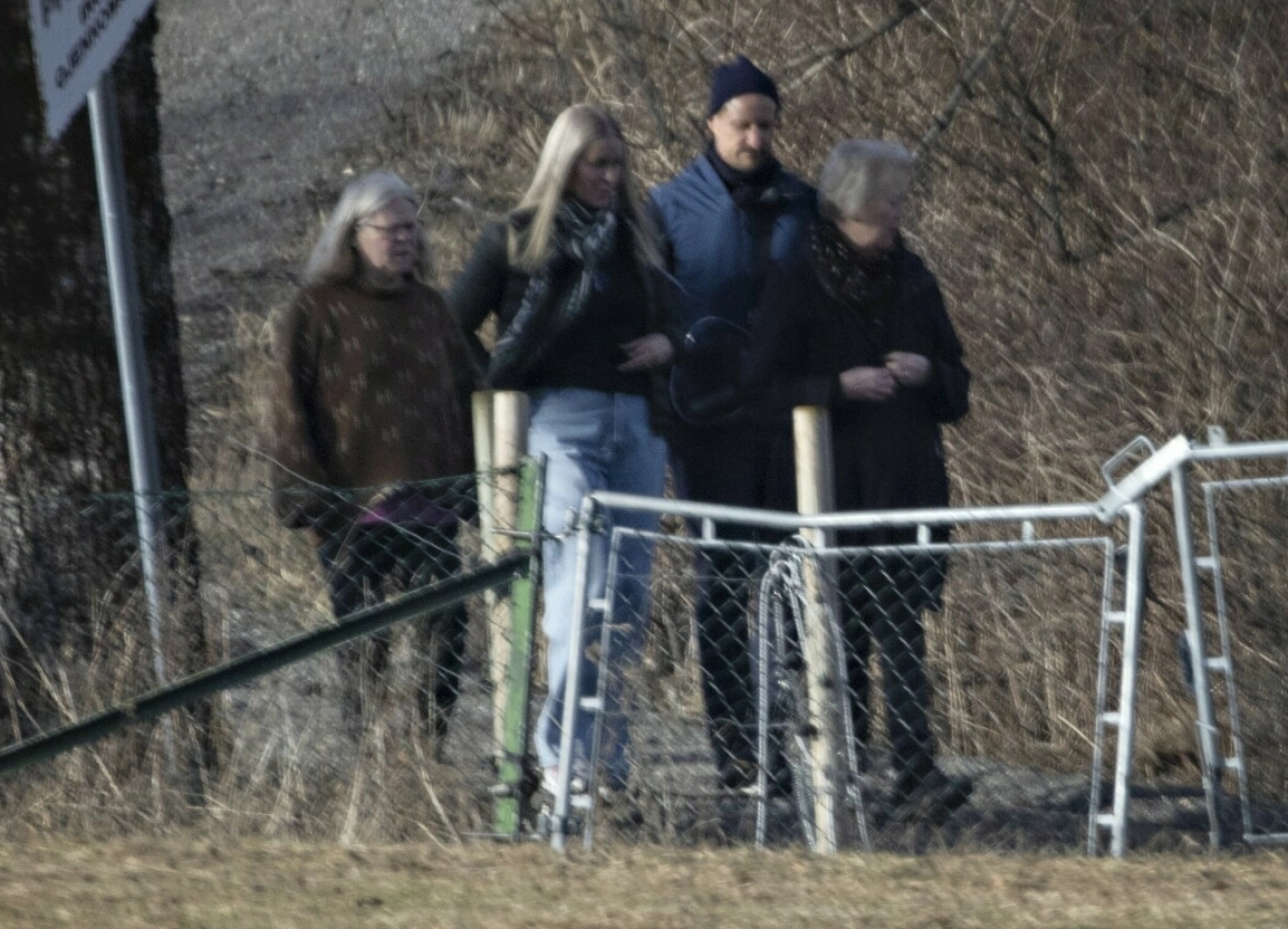 PÅ TUR: Mette-Marit, Haakon Lise Strand Bjarkli og Berit Tversland ble observert på en tur i nærområdet i helgen. Foto: Kristian Ridder-Nielsen/ Dagbladet