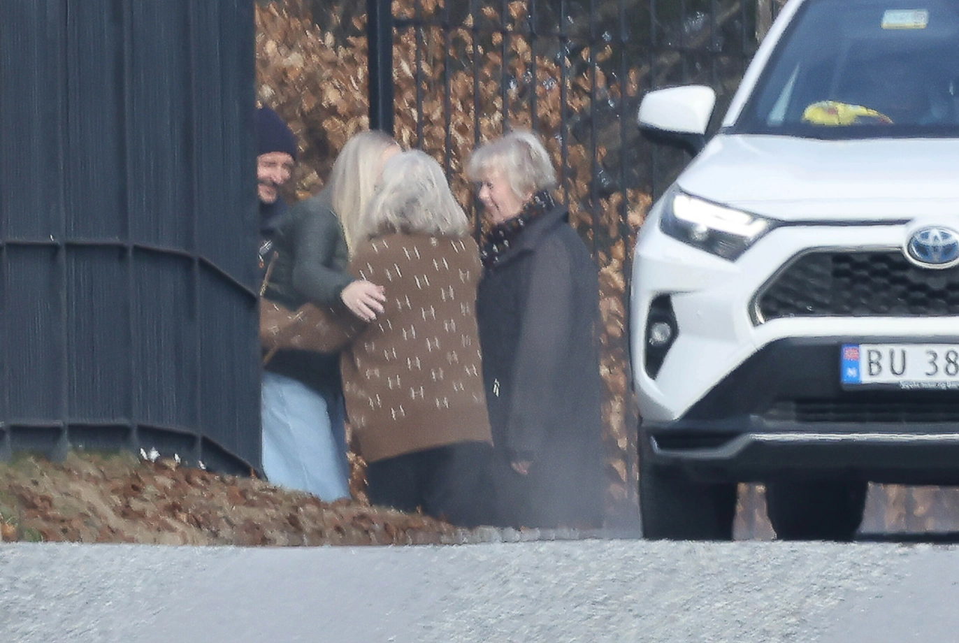 GOD KLEM: Mette-Marit gir parterapeuten en god klem. Salvatore Robino/Se og Hør