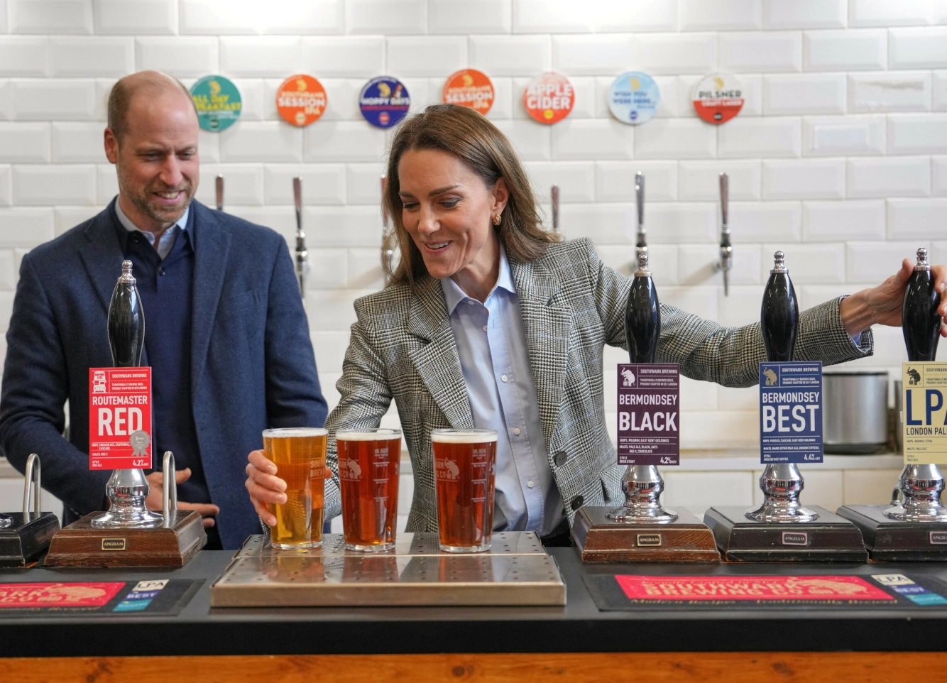 TAPPET ØL: Prinsesse Kate og William på besøk hos Southwark Brewing Company, hvor de blant annet fikk tappe øl. Foto: Kin Cheung / Reuters / NTB