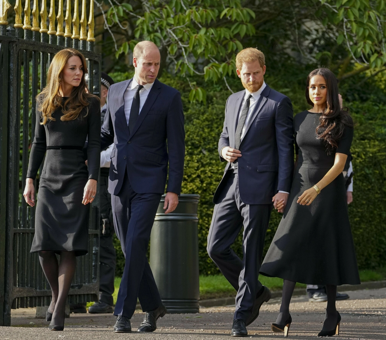 BEKYMRET: Prinsesse Kate skal ikke være særlig fan av en potensiell retur for prins Harry og hertuginne Meghan. Her er de avbildet rett etter dronning Elizabeths bortgang i september 2022. Foto: Martin Meissner / AP Photo / NTB