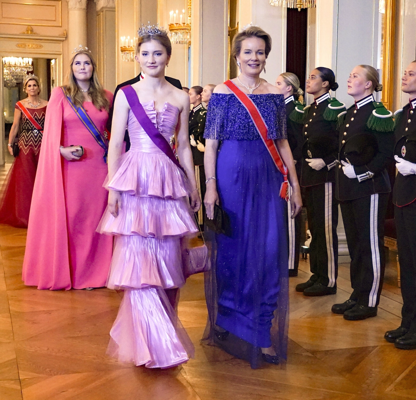 NÆRE BÅND:
Den belgiske og den
norske kongefamilien
har nære bånd – både
familiært og ellers –
og Belgias dronning
Mathilde og arveprinsesse Elisabeth
(24) var selvskrevne
gjester i prinsesse
Ingrid Alexandras (22)
myndighetsfeiring. Foto: Lise Åserud / NTB / POOL
