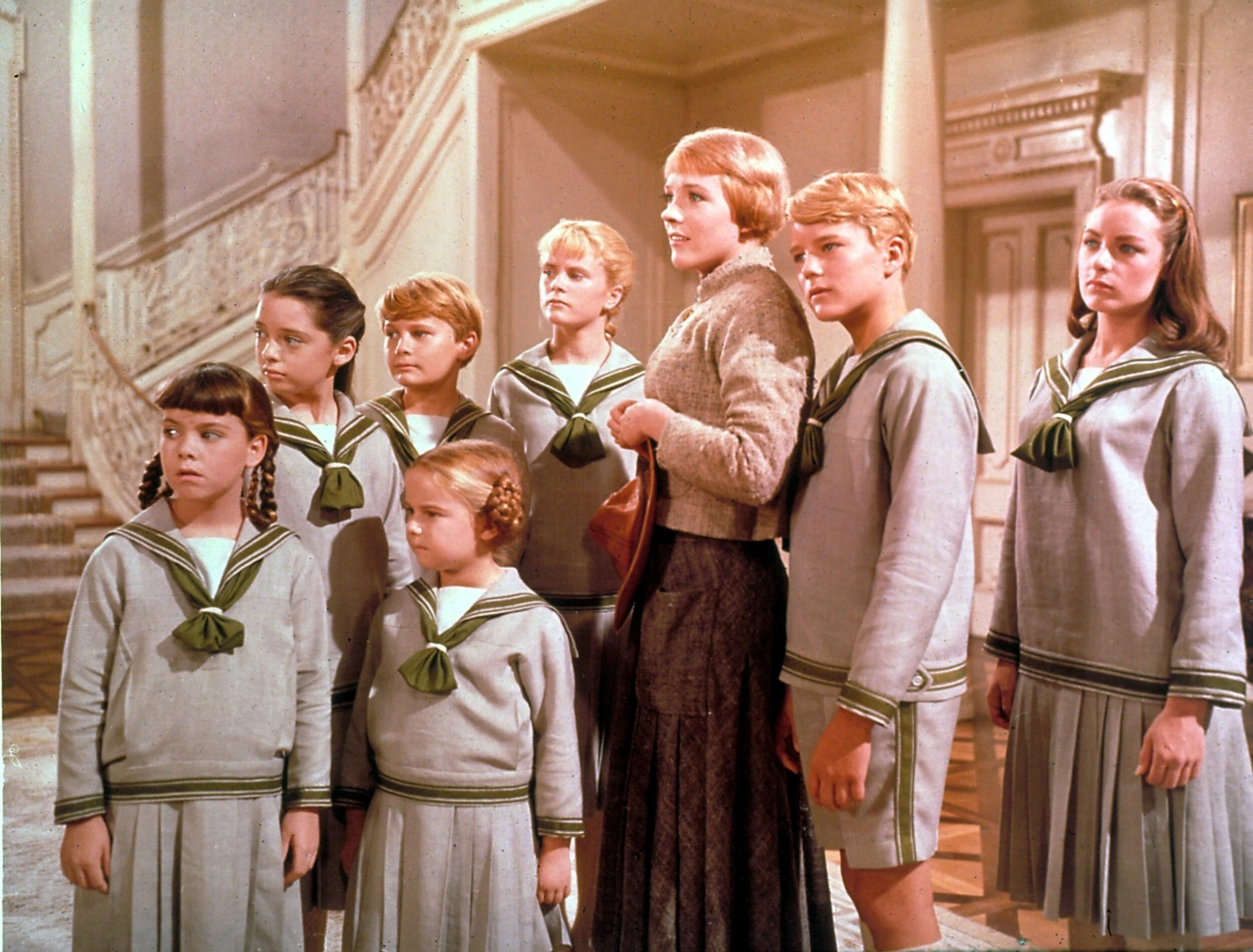 1965: «The Sound of Music» er en av tidenes mest elskede filmmusikaler. Bak fra venstre: Angela Cartwright, Duane Chase, Heather Menzies, Julie Andrews, Nicholas Hammond og Charmian Carr. Foran fra venstre: Debbie Turner og Kym Karath. Foto: Moviestore / REX / NTB