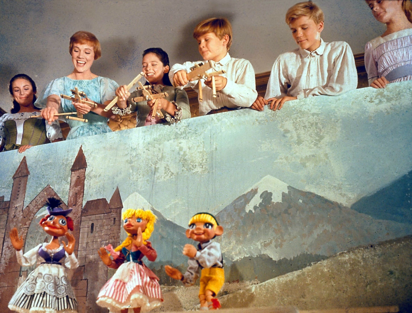 PUBLIKUMSUKSESS: Hovedrollen som Maria i «Sound of Music» spilles av Julie Andrews. Hun blir sendt til familien von Trapp som guverntante for kapteinens syv barn. Fra venstre: Charmian Carr, Julie Andrews, Angela Cartwright, Duane Chase, Nicholas Hammond og Heather Menzies. Foto: Moviestore / REX / NTB