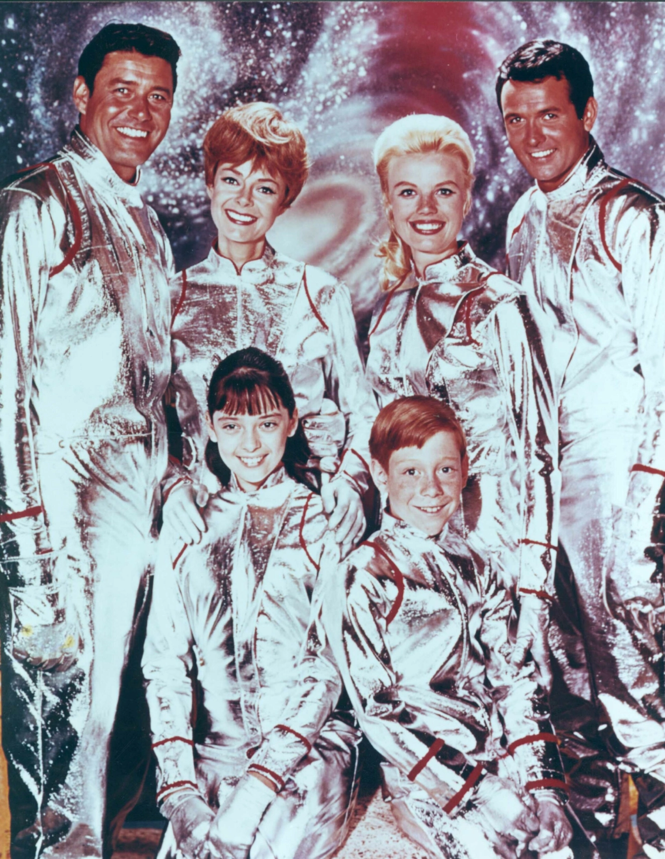 «LOST IN SPACE»: Sci-fi-serien følger Robinson-familien, som blir sendt ut i verdensrommet i år 1997. Blant hovedrollene finner vi Angela Cartwright som datteren Penny Robinson - en rolle mange fortsatt forbinder henne med i dag. Bak fra venstre: Guy Williams, Juane Lockhart, Marta Kristen og Mark Goddard. Foran: Angela Cartwright og Billy Mumy. Foto: Moviestore / REX / MTB