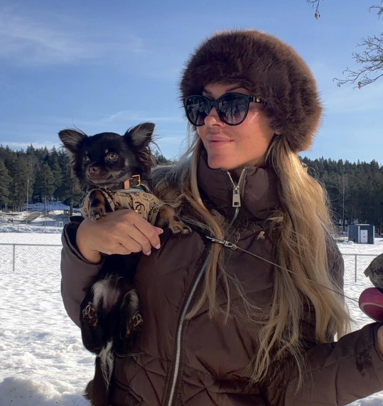 Aurora Gude sammen med hunden Toby, som har sin egen krybbe å sove i inne på soverommet. Foto: Privat