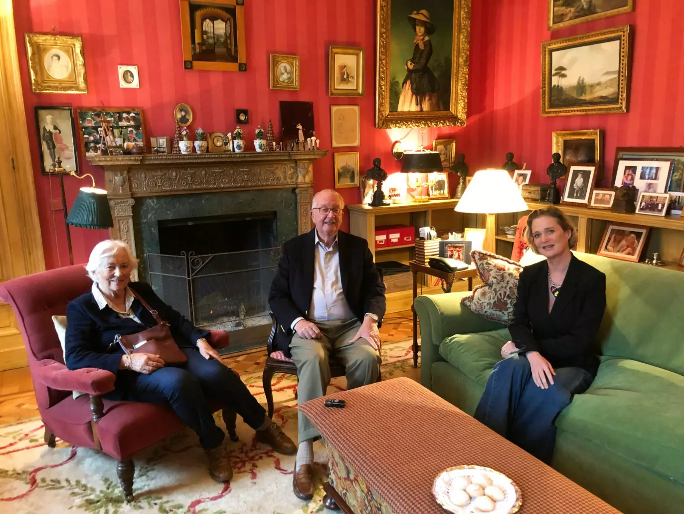MØTTES: Paoloa, Albert og Delphine sammen etter at rettssaken var over. Foto: Royal Palace of Belgium / NTB