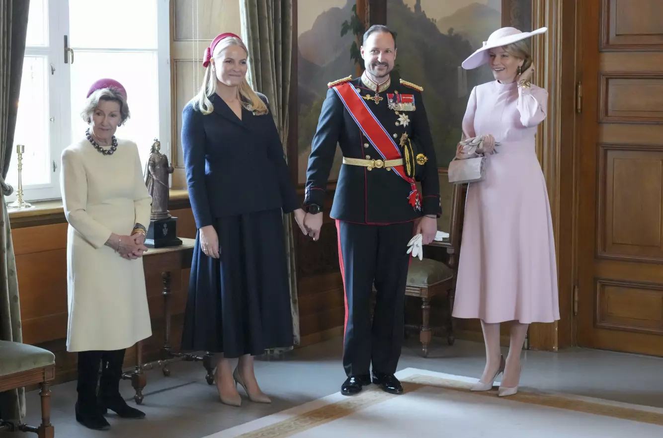 DUKKET OPP: Kronprinsesse Mette-Marit og kronprins Haakon dukket opp hånd i hånd under det offisielle statsbesøket fra Belgia tirsdag.
Foto: Ole Berg-Rusten / NTB / POOL
