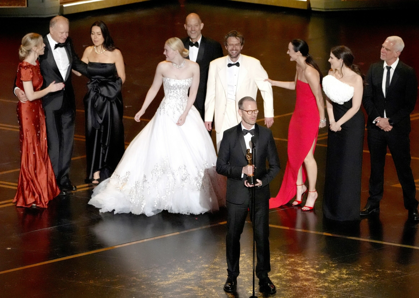 STOR FAMILIE:
Joachim Trier tok imot prisen for beste internasjonale film. Bak ham ser vi
Andrea Berentsen Ottmar
(36), Stellan Skarsgård
(74), Maria Ekerhovd (51),
Elle Fanning (27), Eskil
Vogt (51), Anders Danielsen Lie (47), Renate, Inga
Ibsdotter Lilleaas (36) og
Olivier Bugge Coutte (55). Foto: NTB