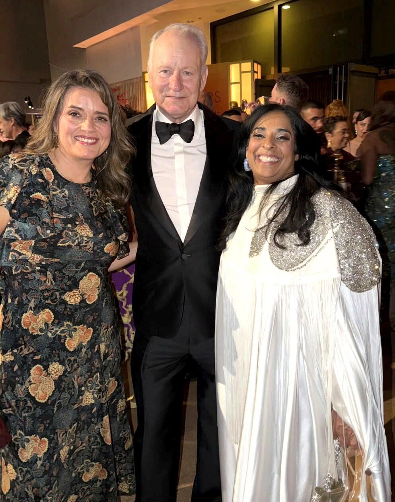 STØTTER KULTUREN: Stellan
Skarsgård sammen med Kjersti Mo (52),
direktør i Norsk filminstitutt, og Lubna Jaffery (45), kultur- og likestillingsminister. Foto: NTB