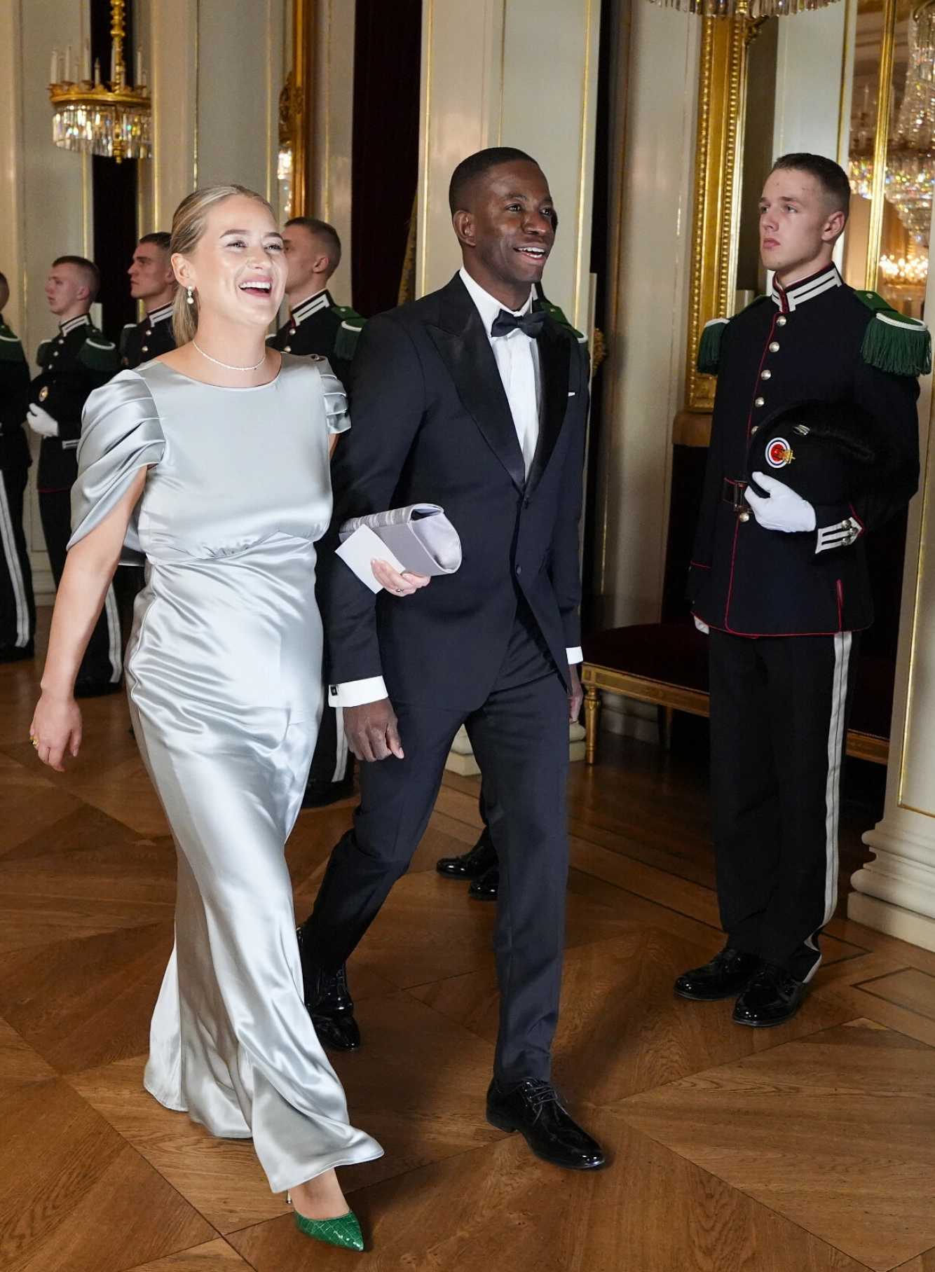 FORELSKET PÅ SLOTTET: Fotballprofilen Mushaga Bakenga i godt selskap med kjæresten Karianne. Han var invitert til gallamiddagen med det belgiske kongeparet - etter sine fotballår i middelalderbyen Brugge. Foto: NTB