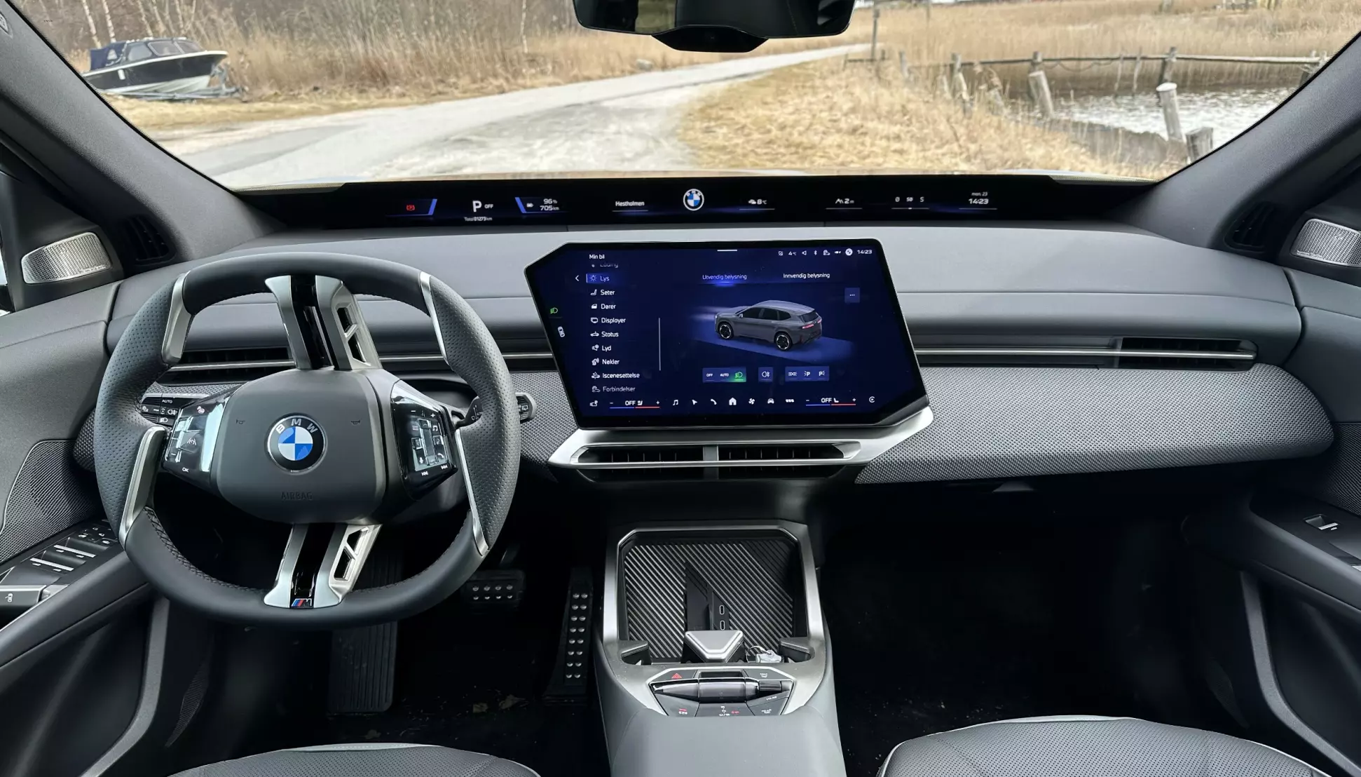 Stripa nederst på frontruta er BMWs såkalte Panoramic i-Cockpit. Foto: Pål Joakim Pollen