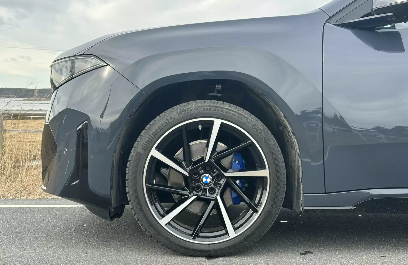 Med 21' hjul veier testbilen omtrent som det står i vognkortet – 2330 kilo. Da får den nyttelast på 420 kilo. Foto: Pål Joakim Pollen
