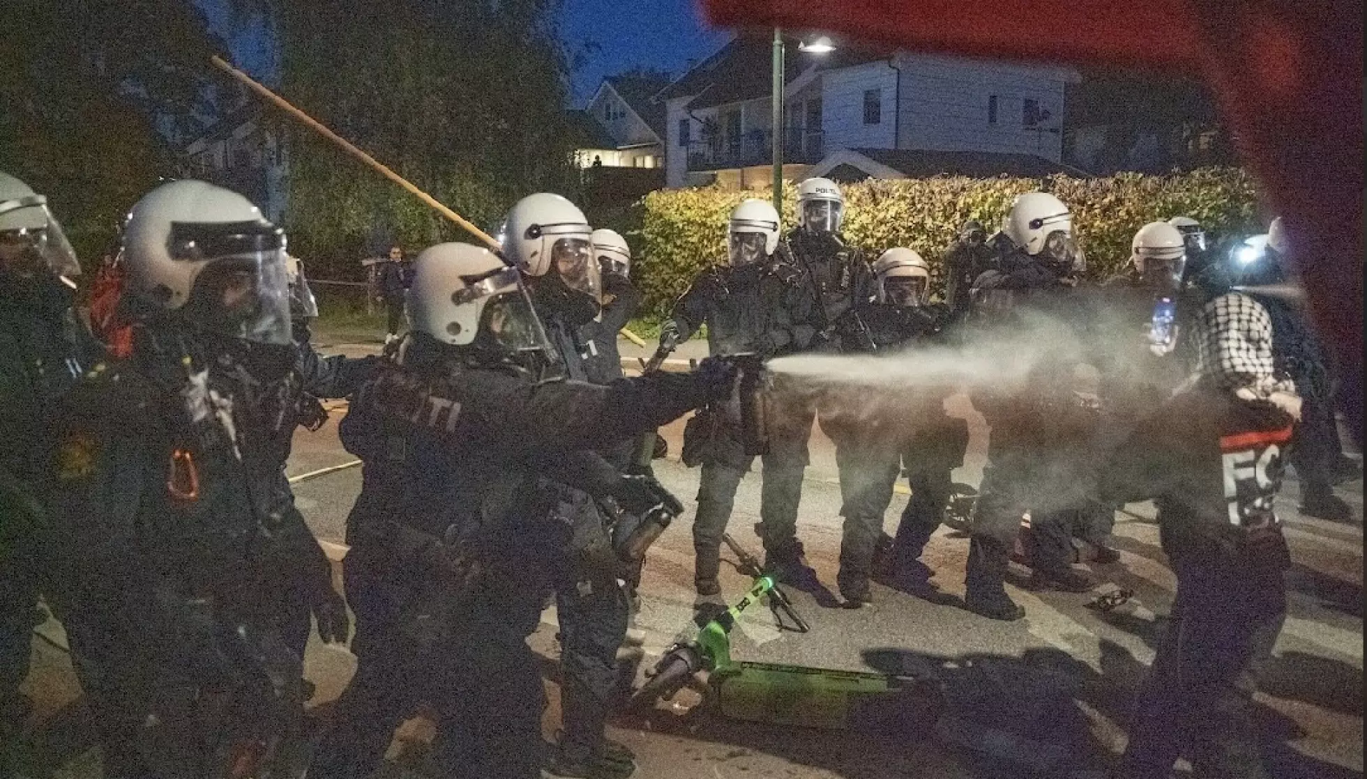 - POLITI OVERALT: - Det var politi overalt, forteller Palestina-aktivist Carina Bull Tessand om aksjonene under landskampen mot Israel 11. oktober i fjor. Her sprayer politiet henne med tåregass. Foto: Privat