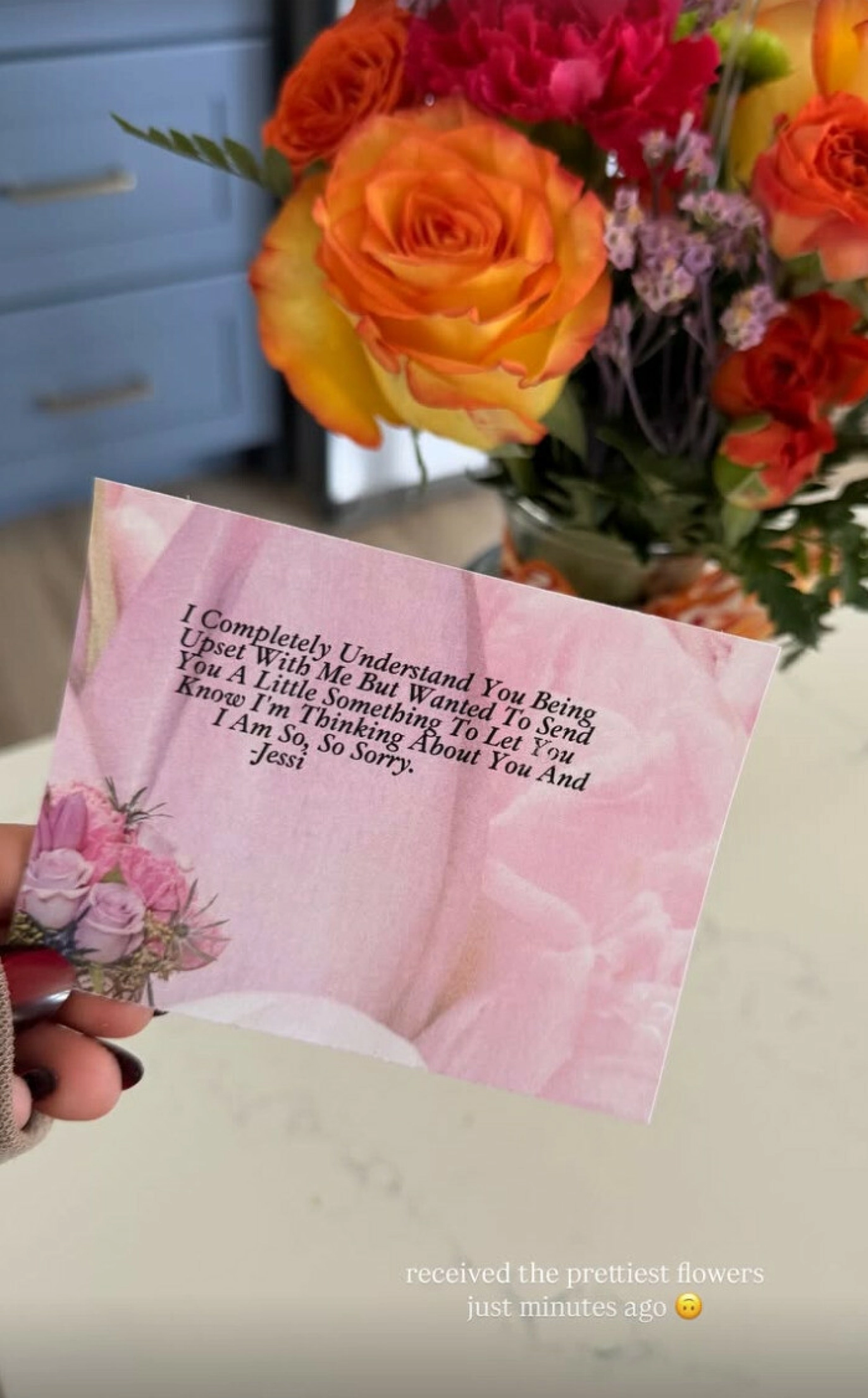 BLOMSTER OG KORT: Jessi sendte dette kortet og blomster som unnskyldning til sin reality-kollega. Foto: @miranda_hope / Instagram