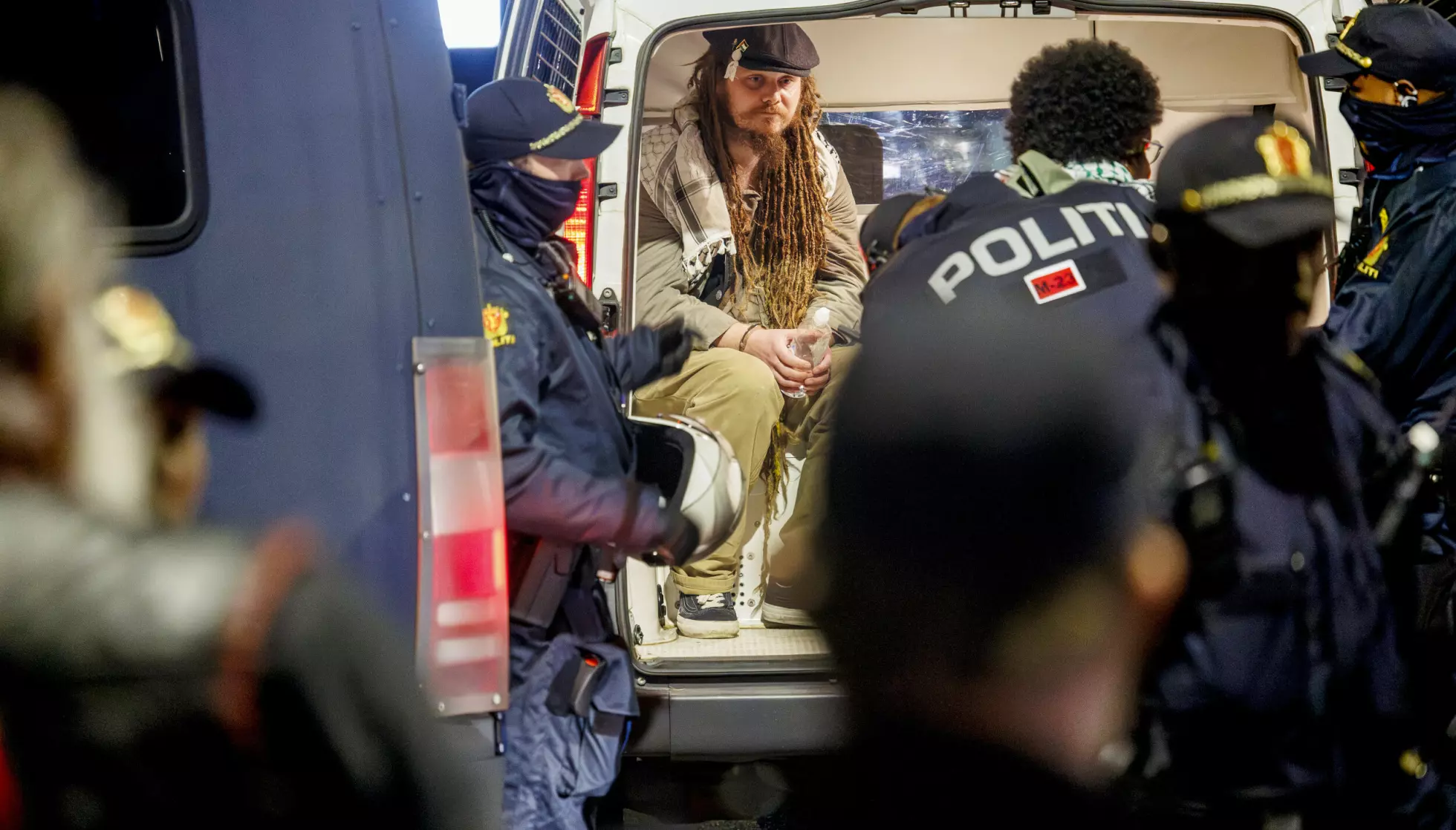 YTRINGSFRIHET: - Det er ytringsfrihet i Norge og vi har lov å demonstrere, sier Eik Eirik Storvik Kristiansen. Her er han pågrepet etter Ullevål-bråket i fjor høst. Foto: Lars Eivind Bones / Dagbladet