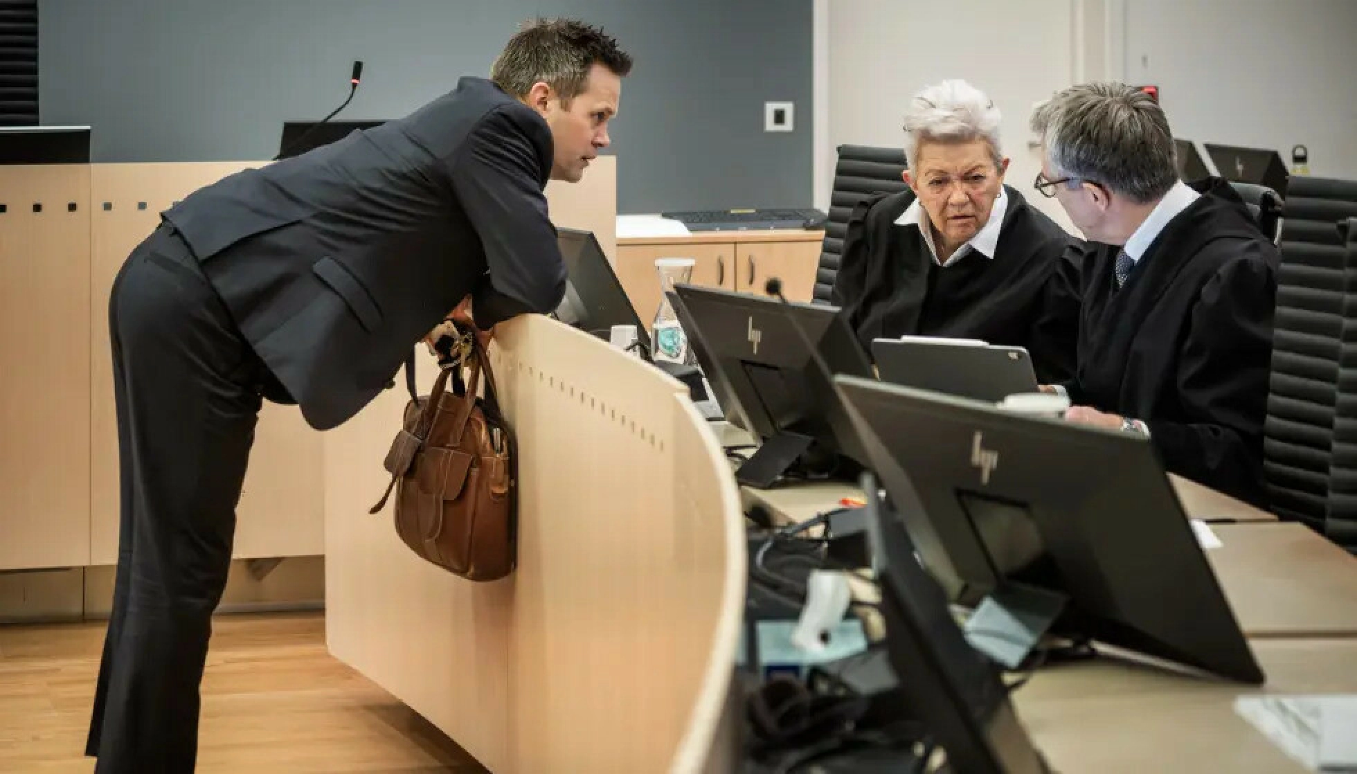 TETT DIALOG: Mens rettssaken pågår har det i perioder vært steile fronter mellom statsadvokat Sturla Henriksbø og forsvarerne Ellen Holager Andenæs og Petar Sekulic. Men i pausene har det gjennomgående vært et nært og godt klima mellom partene. Foto: Ole Berg-Rusten/NTB