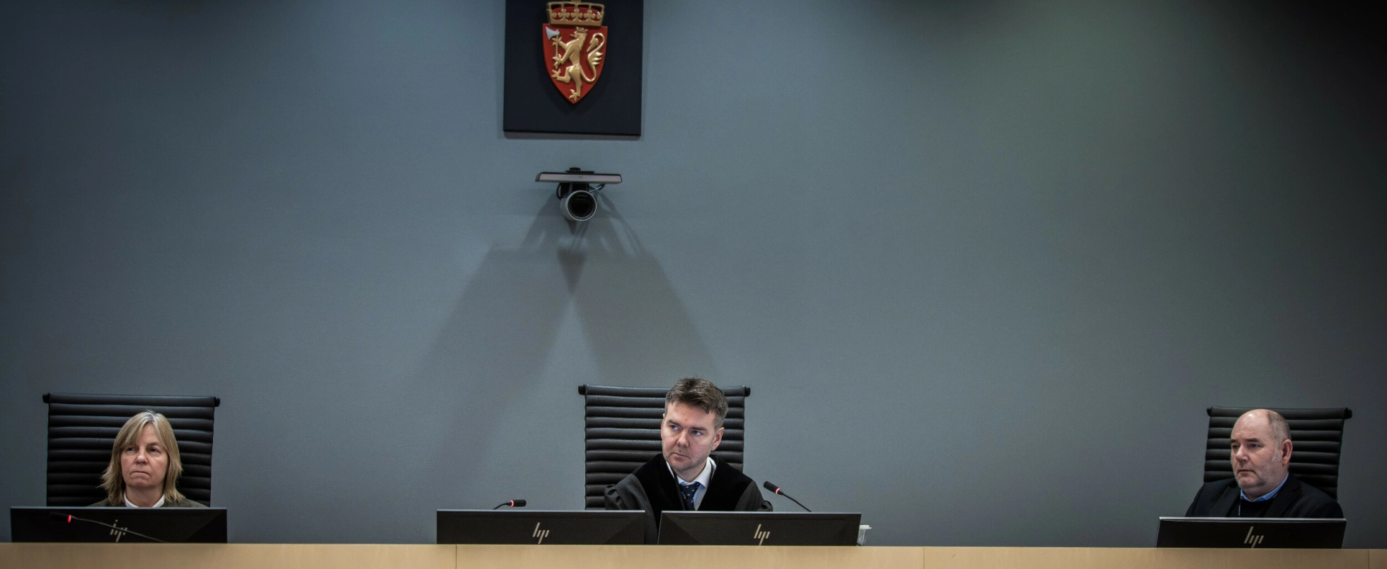 DE BESTEMMER: Tingrettsdommer Jon Sverdrup Efjestad (i midten) har ledet rettsforhandlingene i Høiby-saken, men avgjørelsen i saken tar han sammen med meddommerne Monica Eriksen og Per-Otto Oppi Christiansen. Foto: Ole Berg-Rusten/NTB