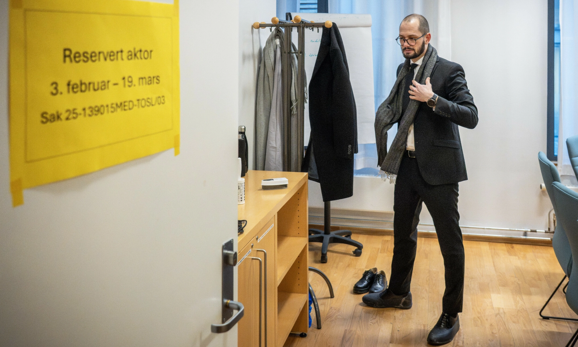 LANGE DAGER: Politiadvokat og etterforskningsleder Andreas Kruszewski gjør seg klar på pauserommet i tinghuset. Sammen med statsadvokat Sturla Heniksbø ledet han aktoratet mot Marius Borg Høiby. Foto: Foto: Ole Berg-Rusten / NTB