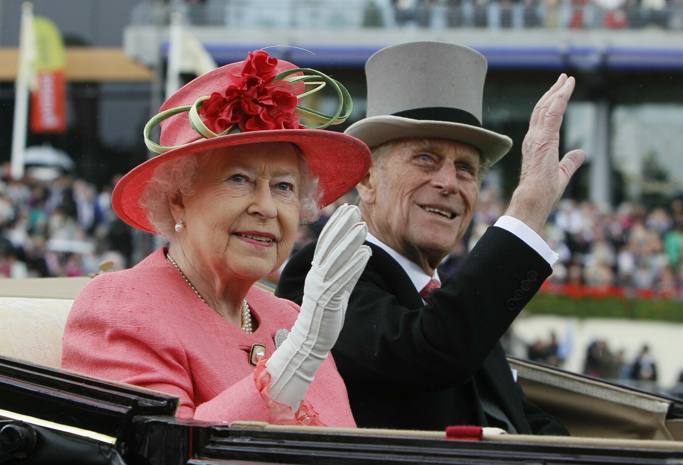 GIFT I EN ÅRREKKE: Dronning Elizabeth og prins Philip var gift i over 73 år. De ble begge stedt til hvile i St. Georgs kapell, som ligger innenfor murene av Windsor Castle. Foto: Alistair Grant/AP Photo /NTB