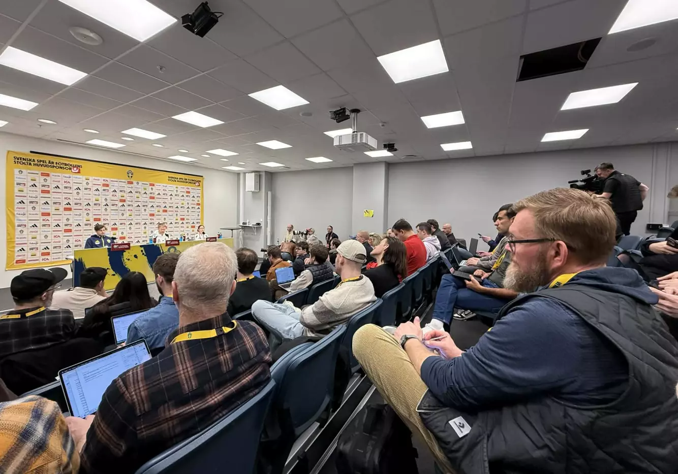 TETT: Svenske og polske journalister er på plass for å dekke playoff-finalen mellom Sverige og Polen tirsdag. Foto: Christian August Cederblad / Dagbladet