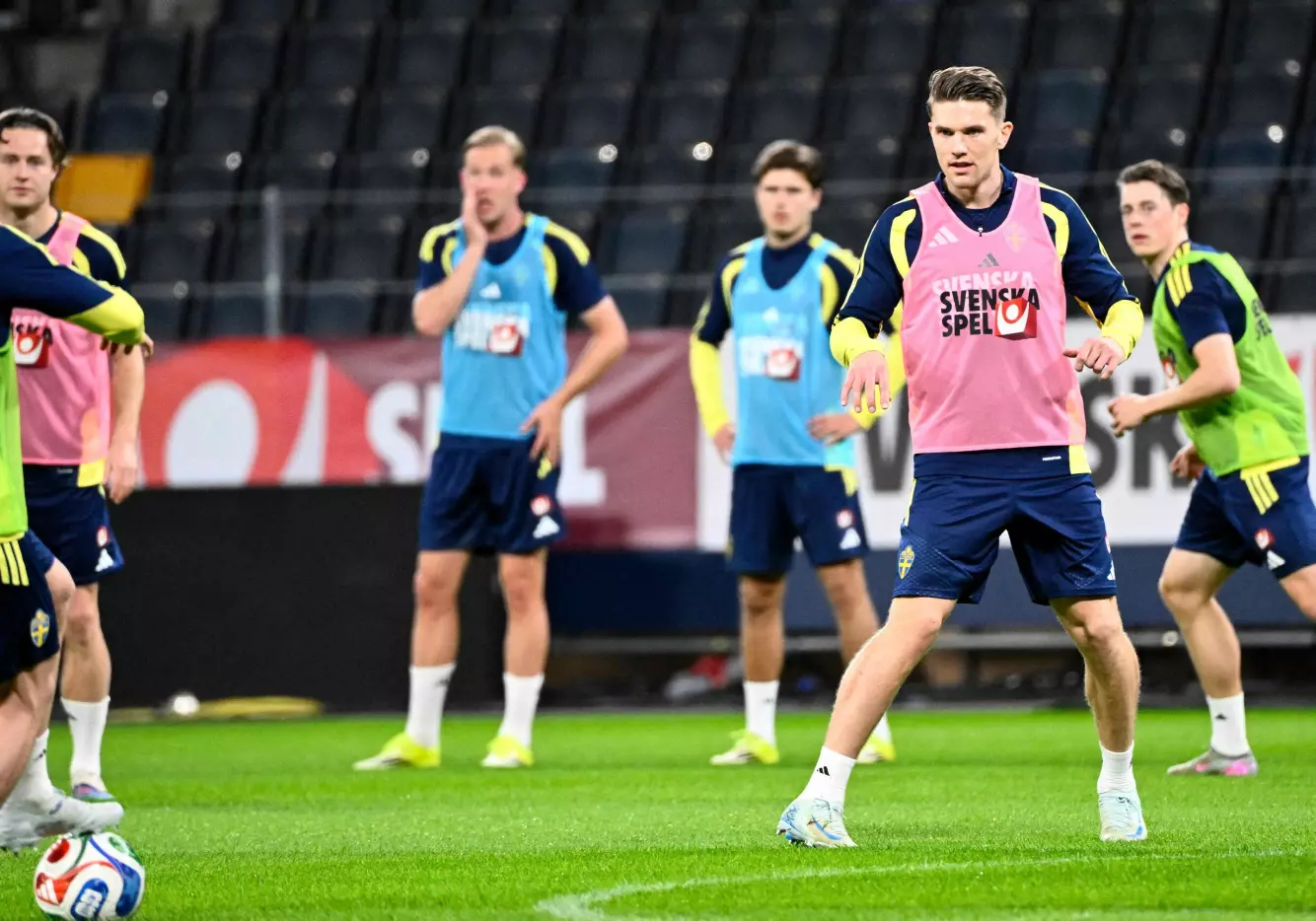 SISTE ØKT: Viktor Gyökeres og Sverige-spillerne på den siste treningen før skjebnekampen mot Polen. Arsenal-spissen ble matchvinner med sine tre scoringer da Ukraina ble slått 3-1 forrige uke. Foto: Fredrik SANDBERG / TT NEWS AGENCY / AFP