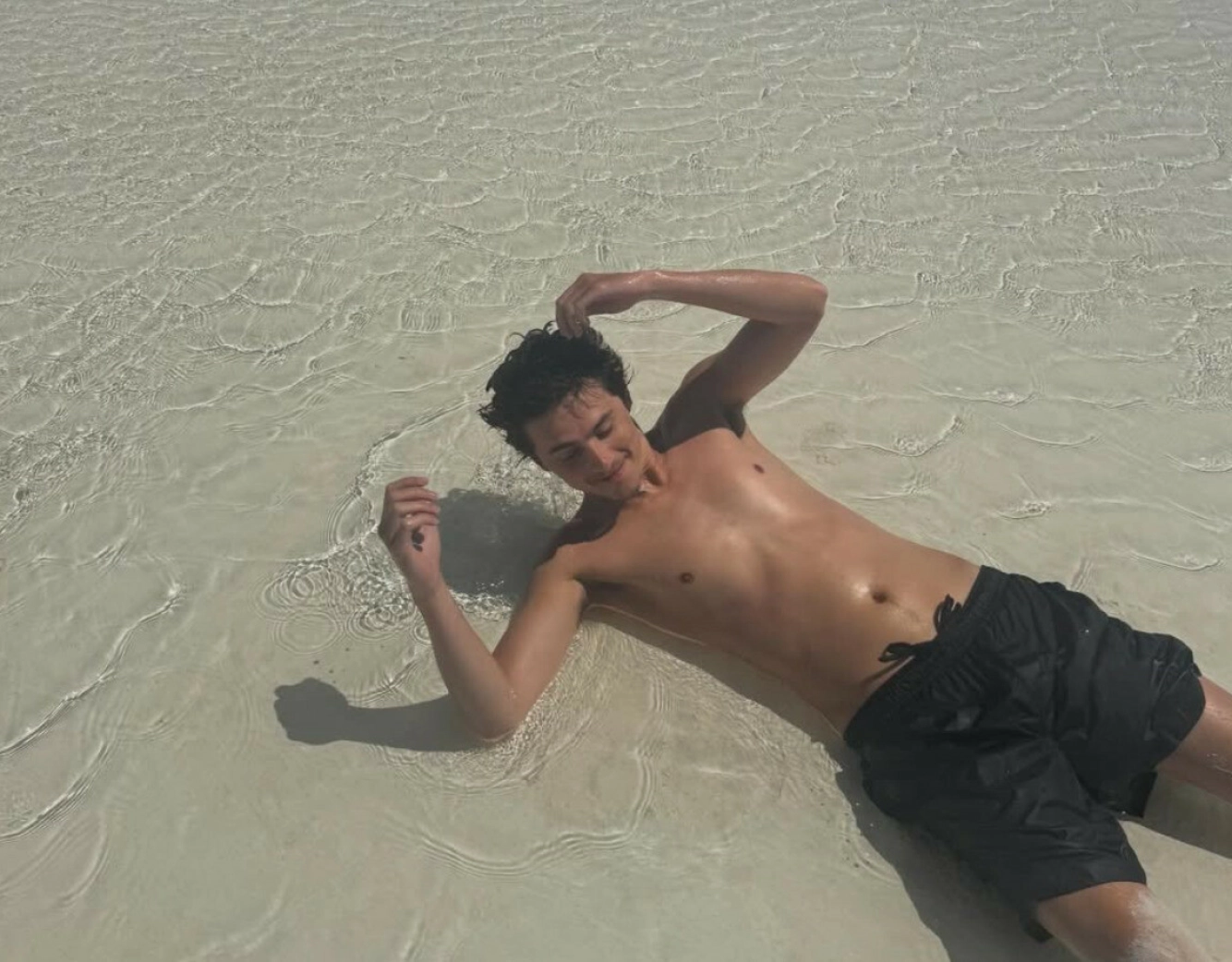 PARADIS: Timothée delte dette bildet fra den vakre stranda. Trolig hadde han andre ting å tenke på enn det nylige tapet. Foto: Instagram / @tchalamet