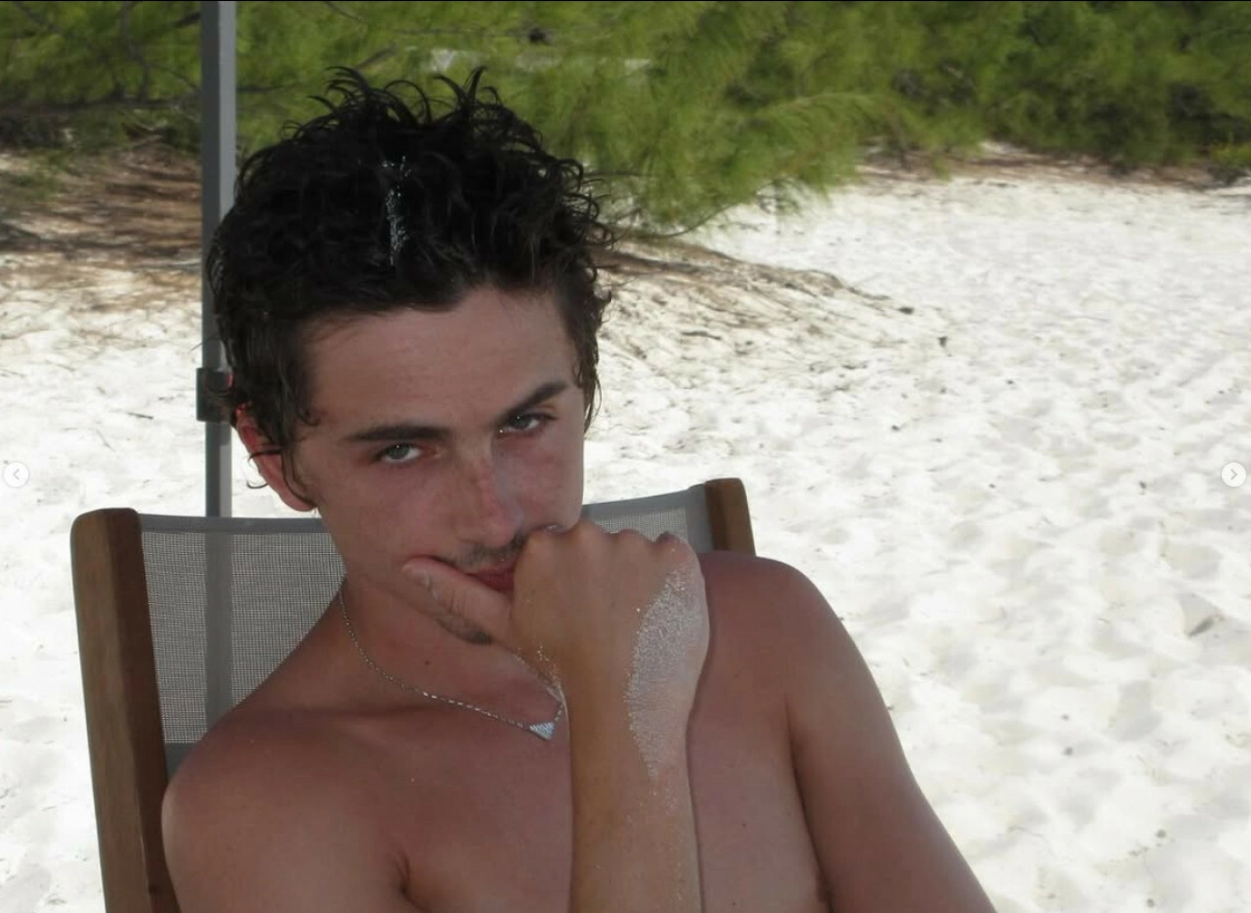 PÅ LAND: Kylie og Timothée har trolig tatt bildene av hverandre på den samme hvite stranden. Foto: Instagram / @tchalamet