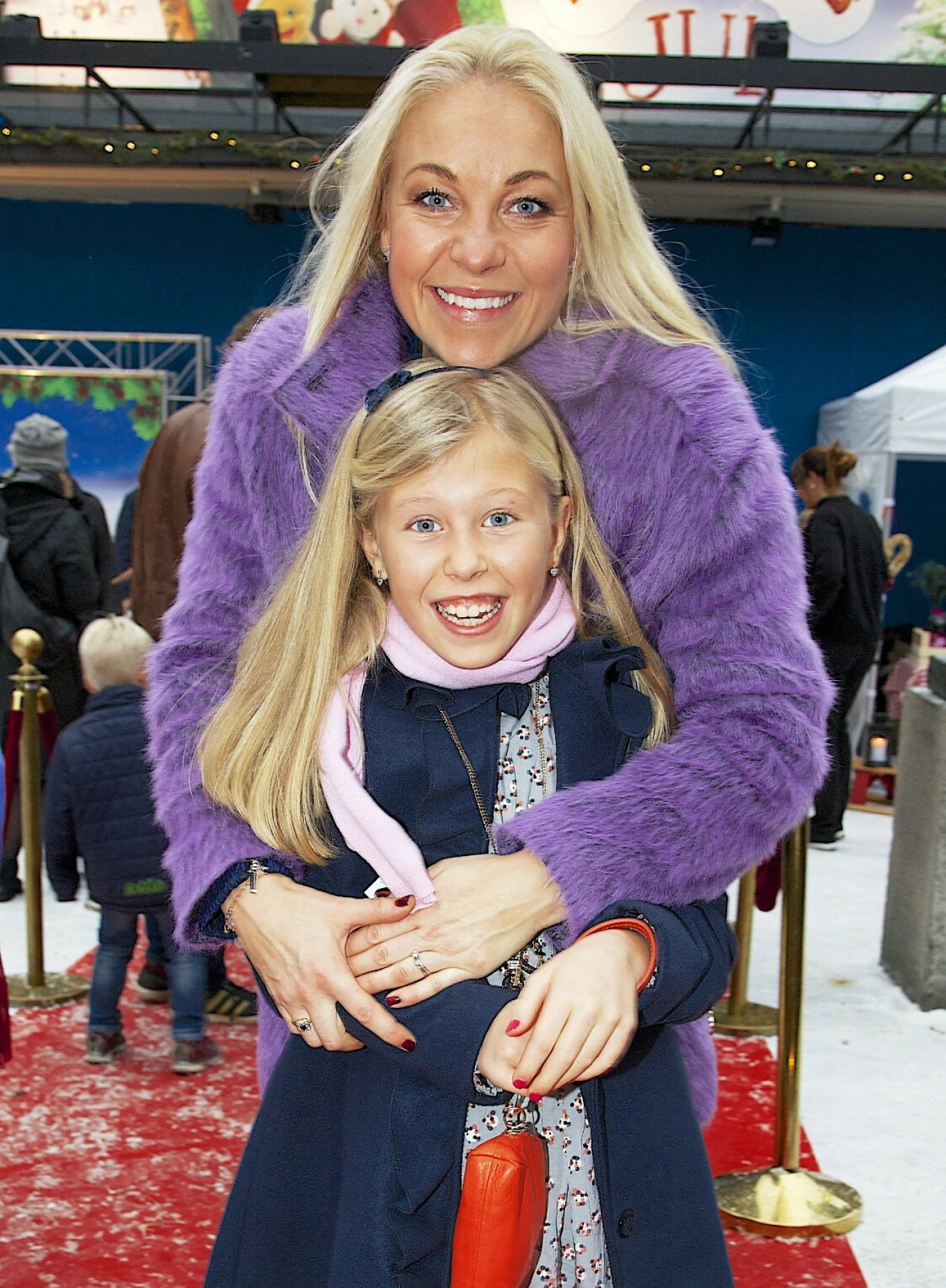 VOKST OPP
I RAMPELYSET: Fra hun var
ung har Felicia vært
med mamma Janne
på rød løper. Her
i 2014 på filmpremiere. Foto: Tore Skaar
