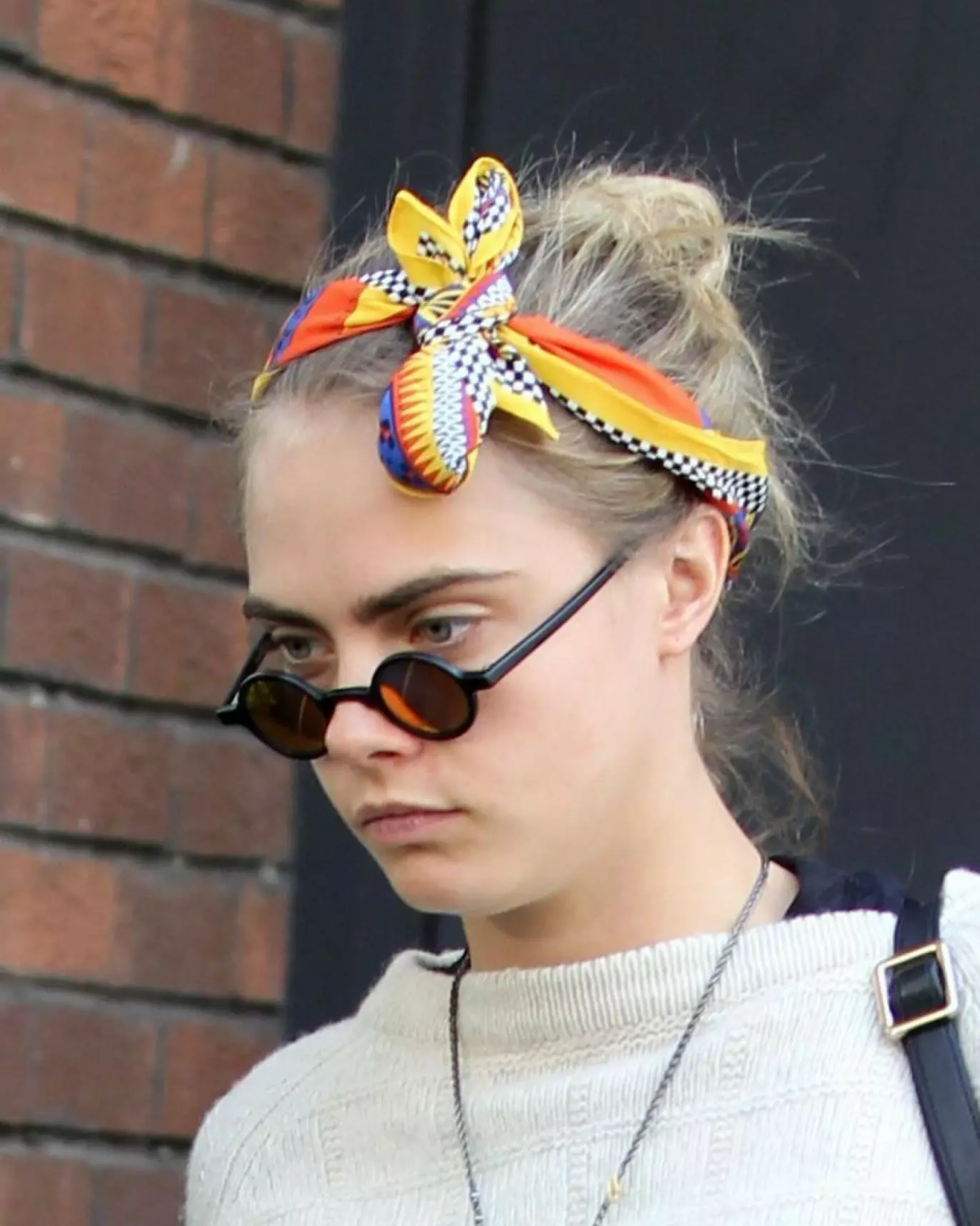 HUN GJØR DET: Den britiske modellen og skuespilleren Cara Delevigne med brillene på nesa i 2014, da samme stil var trendy. Foto: Beretta / Sims / REX / NTB
