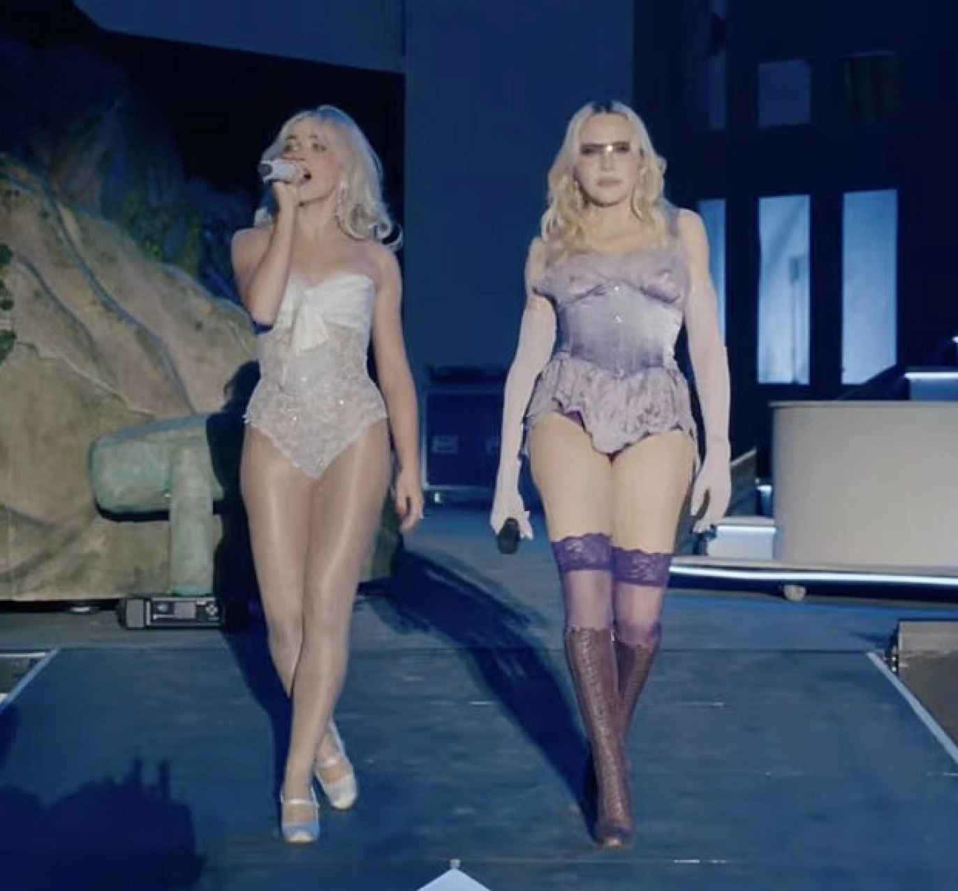 MEKTIG: Overraskede fans jublet og skrek da de fikk øye på hvem som skulle opptre sammen med Sabrina Carpenter. Foto: Coachella/YouTube
