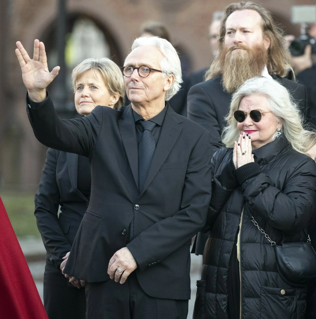 SISTE FARVEL: Ari Behns far, Olav Bjørshol, viste «Star Trek»-tegn da sønnen ble kjørt vekk under bisettelsen i Oslo Domkirke fredag 3. januar i 2020. Foto: Andreas Fadum