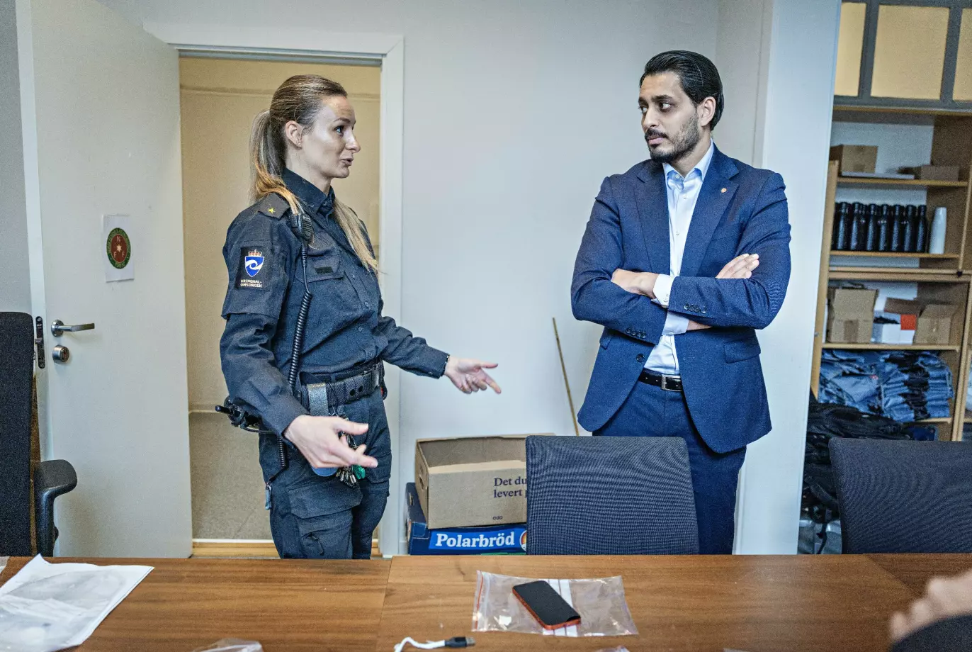 PEKER PÅ PROBLEMET: Fengselsbetjent Karoline (t.v.) og tidligere kollega Farukh Qureshi - som nå sitter på Stortinget for Arbeiderpartiet - forteller om mobil-problemene. Foto: Jørn H. Moen / Dagbladet