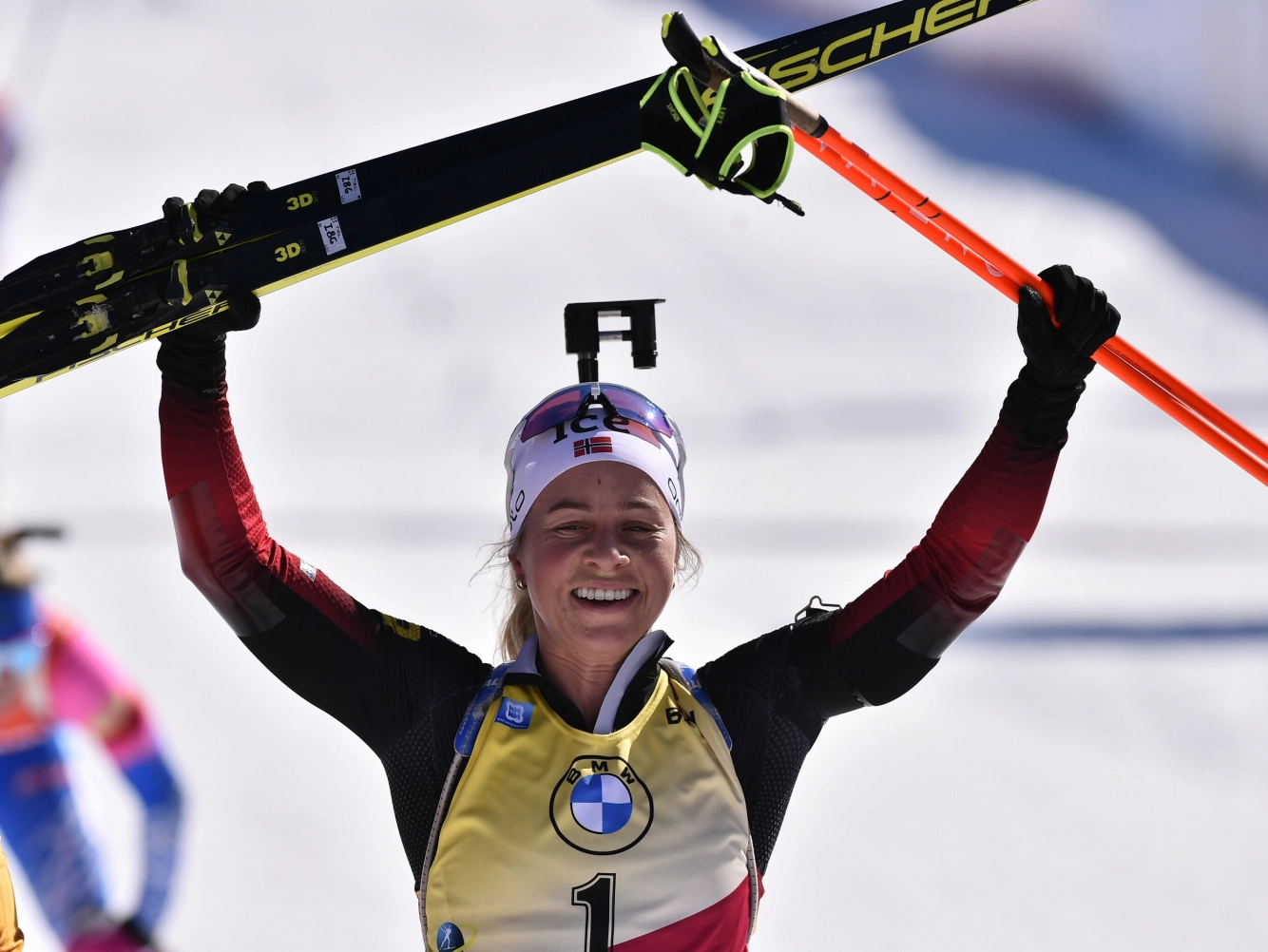 LA OPP SKIENE: Tiril Eckhoff jubler etter seieren på 10 km jaktstart under verdenscupen i skiskyting i Nove Mesto na Morave i Tsjekkia, 7. mars 2021. I 2023 annonserte hun at hun ville legge opp. Foto: Lubos Pavlicek/CTK via AP/NTB