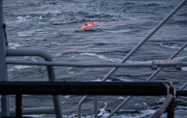 Toktet til HUGIN AUV er ferdig og tas ombord KNM Hugin for prossessering av data.
