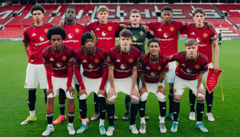 U18-laget før FA Youth Cup-semifinale mot Crystal Palace, 17. april 2026. Bak fra venstre: Noah Ajayi, Godwill Kukonki, Albert Mills, Cameron Byrne-Hughes, Chido Obi, Daniel Armer. Foran fra venstre: Yuel Helafu, Nathaniel-Junior Brown, Rafe McCormack, JJ Gabriel, Jim Thwaites.